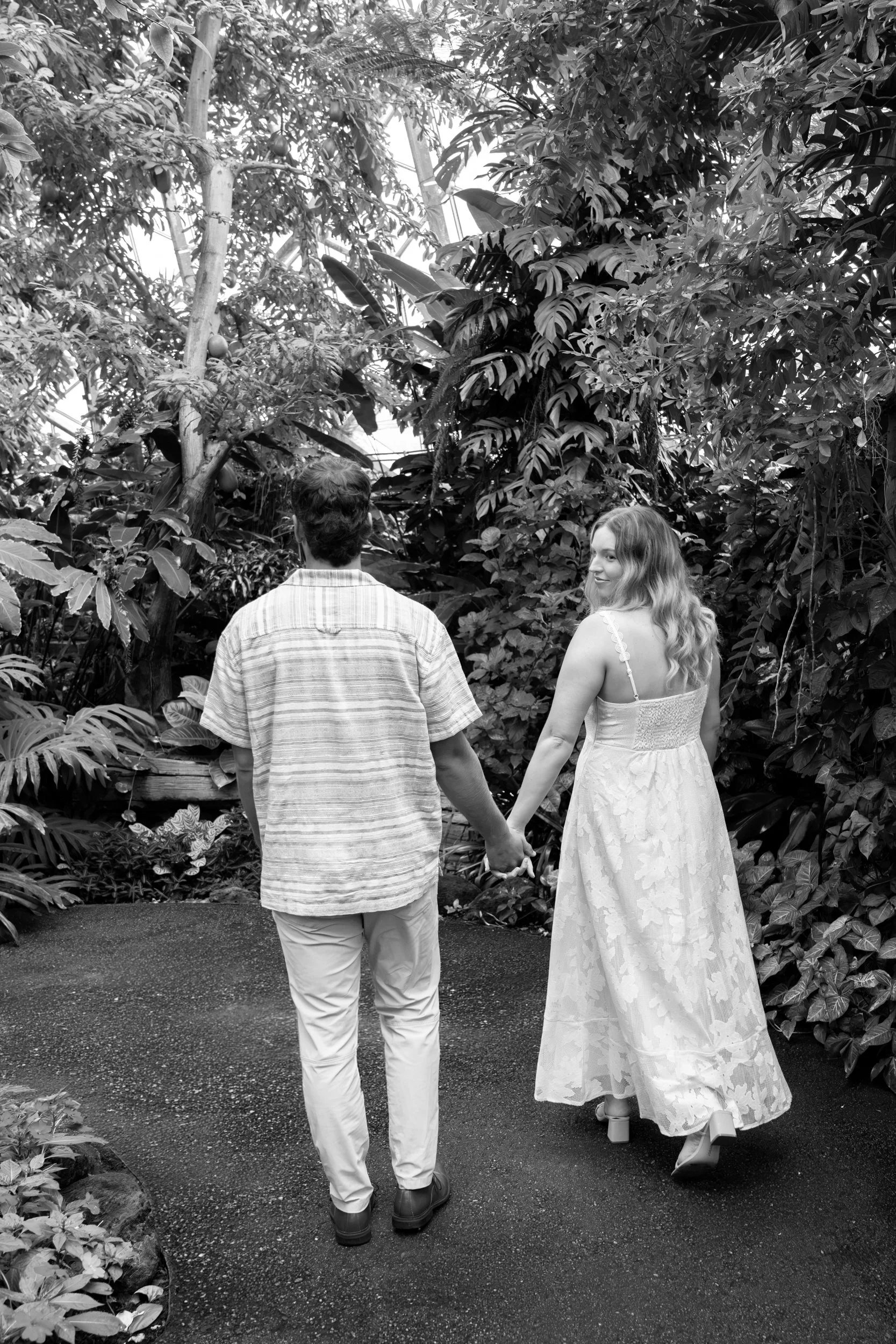 mitchell-park-domes-milwaukee-wisconsin-wedding-engagement-photographer-fine-art-photo-session-bridal-portraits-best-wedding-engaged-photography-003.jpg