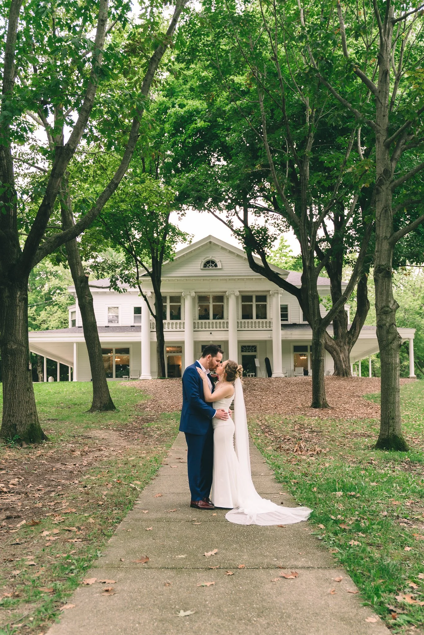milwaukee_madison_wisconsin_wedding_photographer_osrui_bridal portraits_kiss.jpg