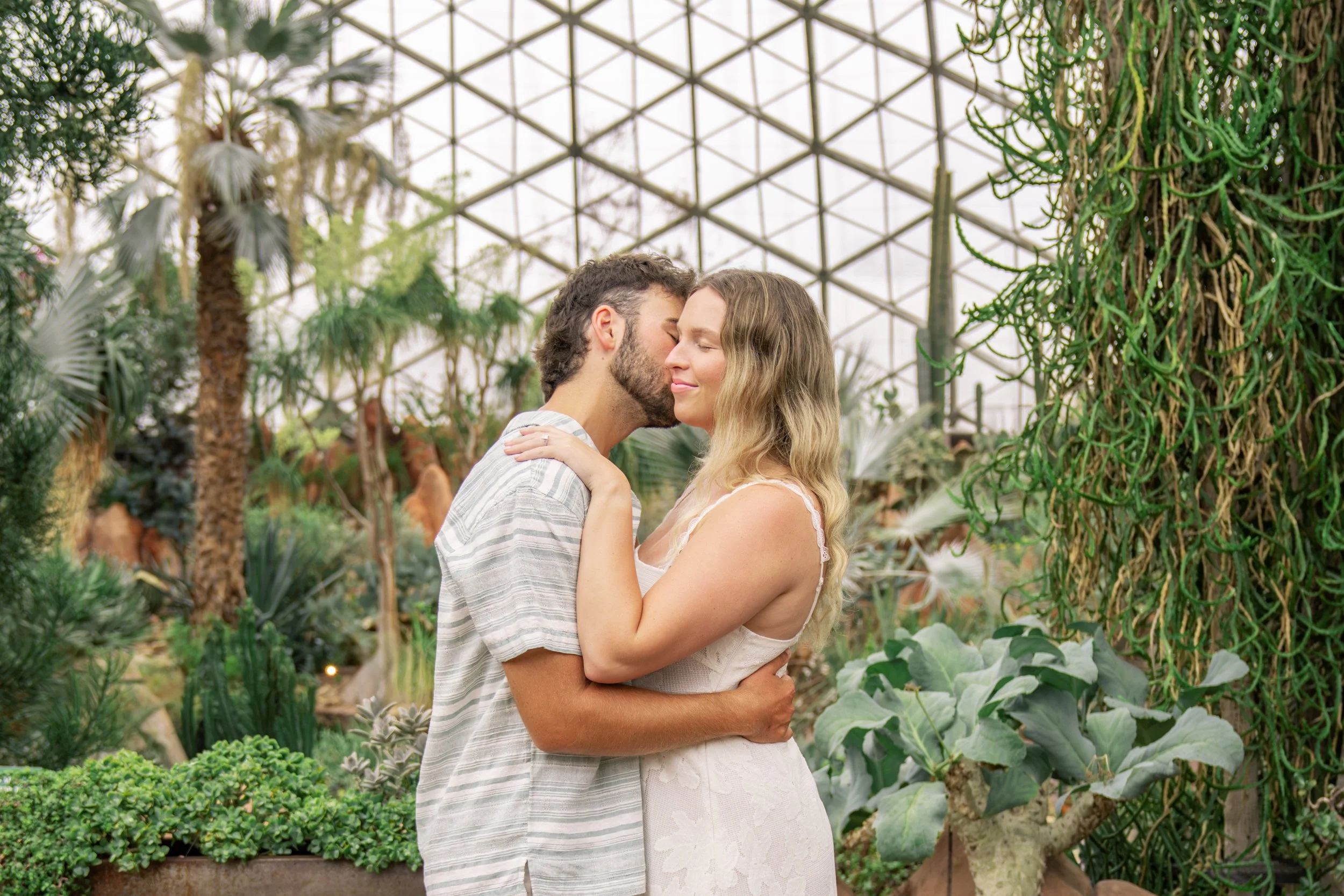 mitchell-park-domes-milwaukee-wisconsin-wedding-engagement-photographer-fine-art-photo-session-bridal-portraits-best-wedding-engaged-photography-059.jpg