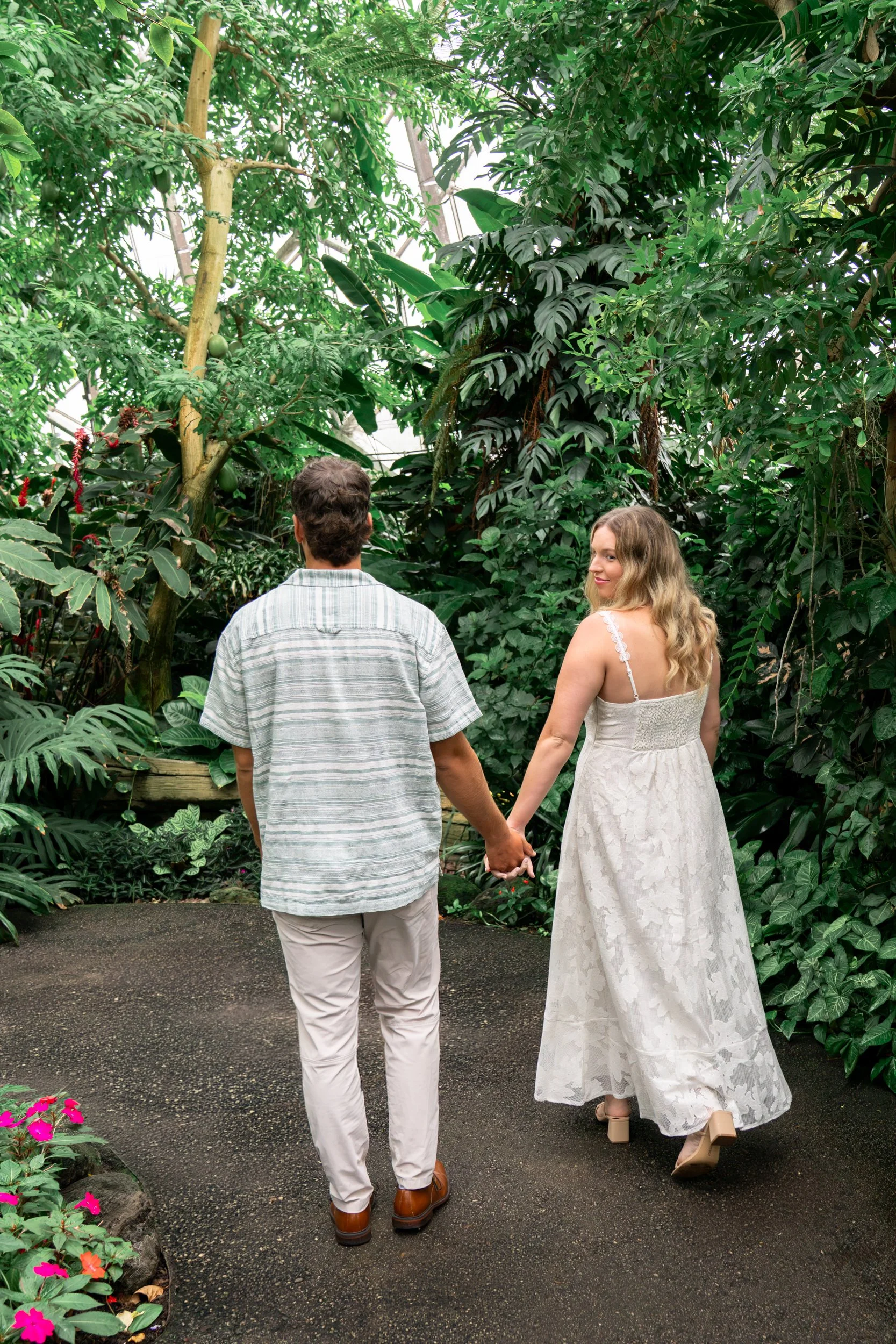 mitchell-park-domes-milwaukee-wisconsin-wedding-engagement-photographer-fine-art-photo-session-bridal-portraits-best-wedding-engaged-photography-002.jpg