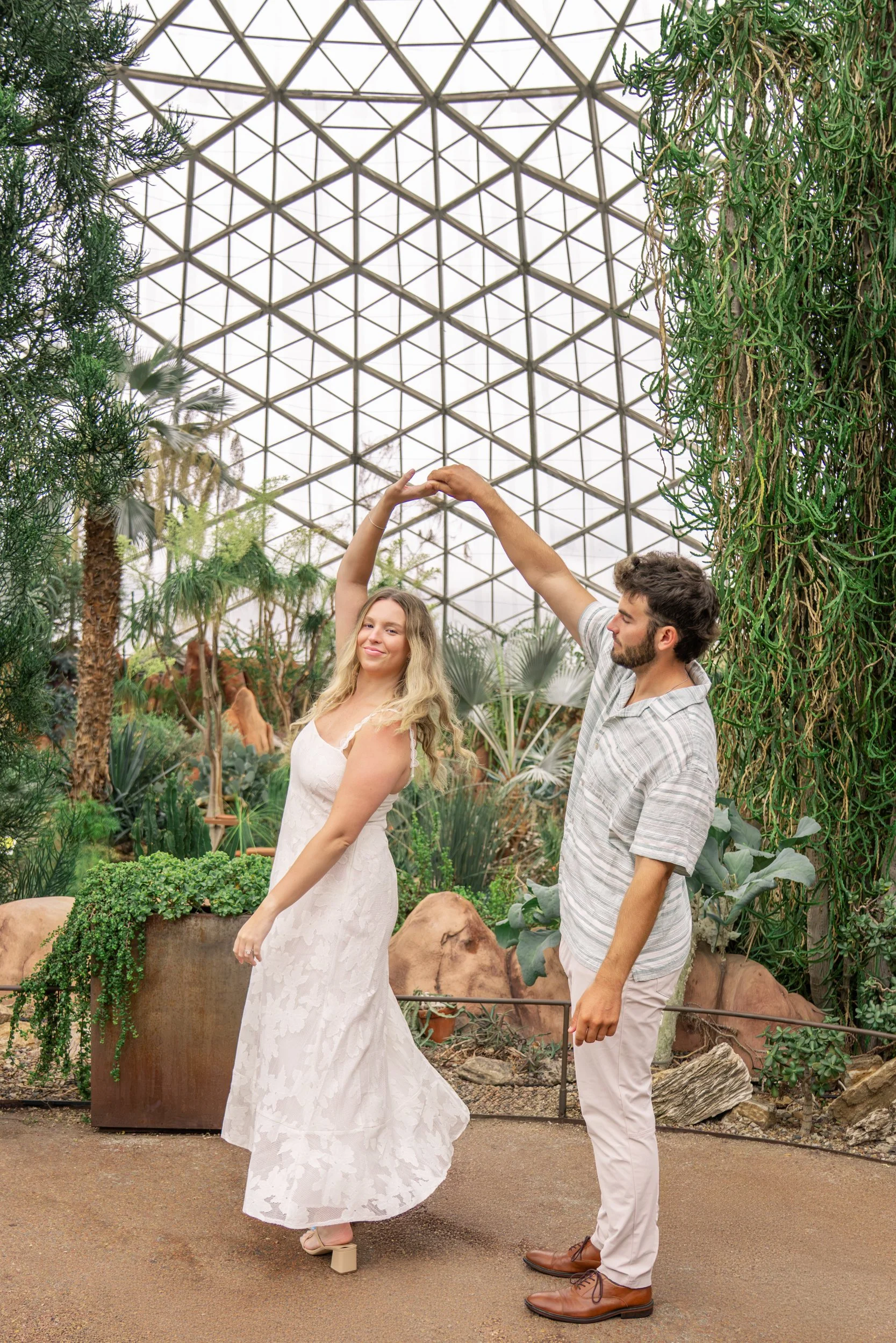 mitchell-park-domes-milwaukee-wisconsin-wedding-engagement-photographer-fine-art-photo-session-bridal-portraits-best-wedding-engaged-photography-056.jpg