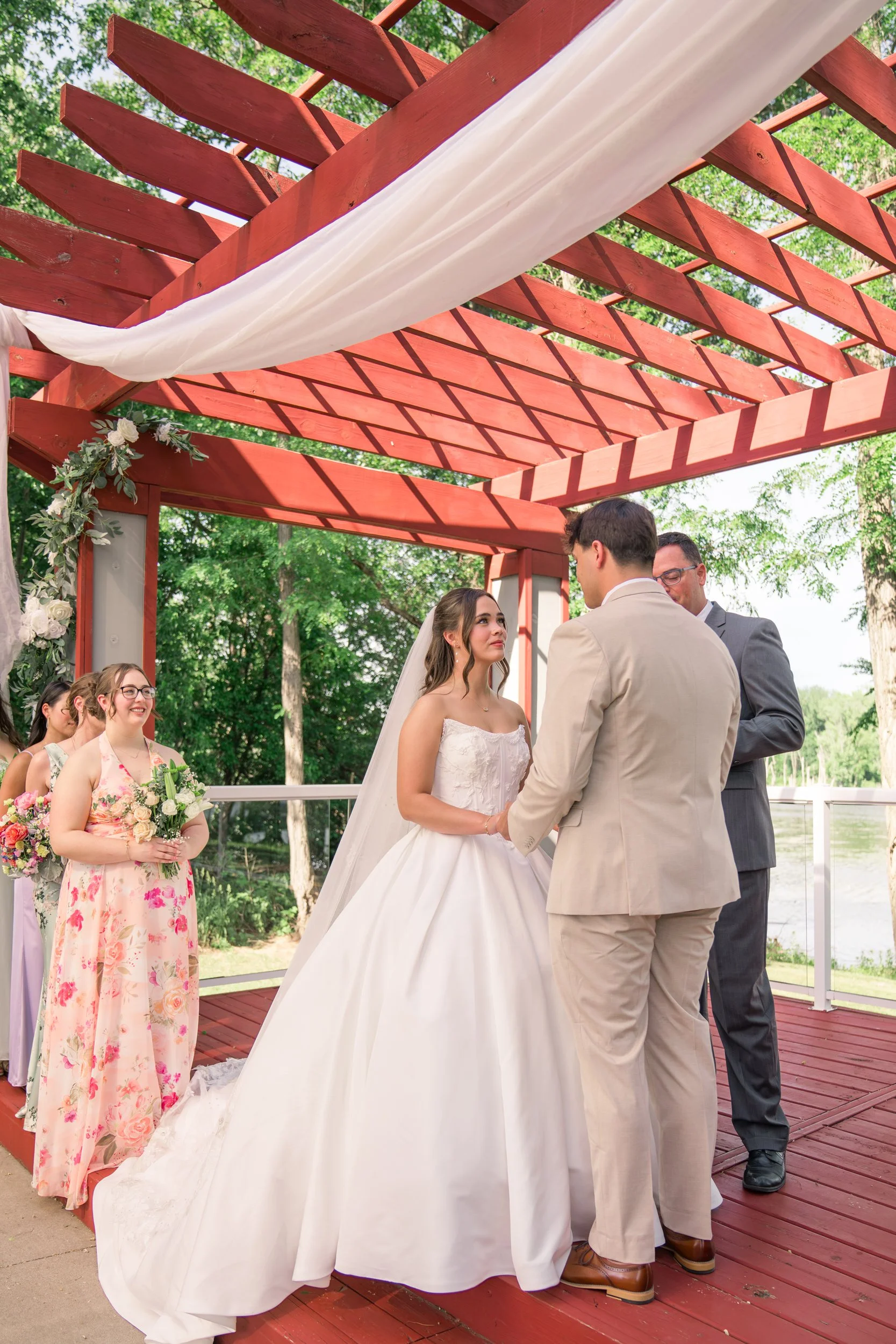 Celebrations-on-the-river-la-crosse-wisconsin-wedding-photography-midwest-wedding-portraits250.jpg