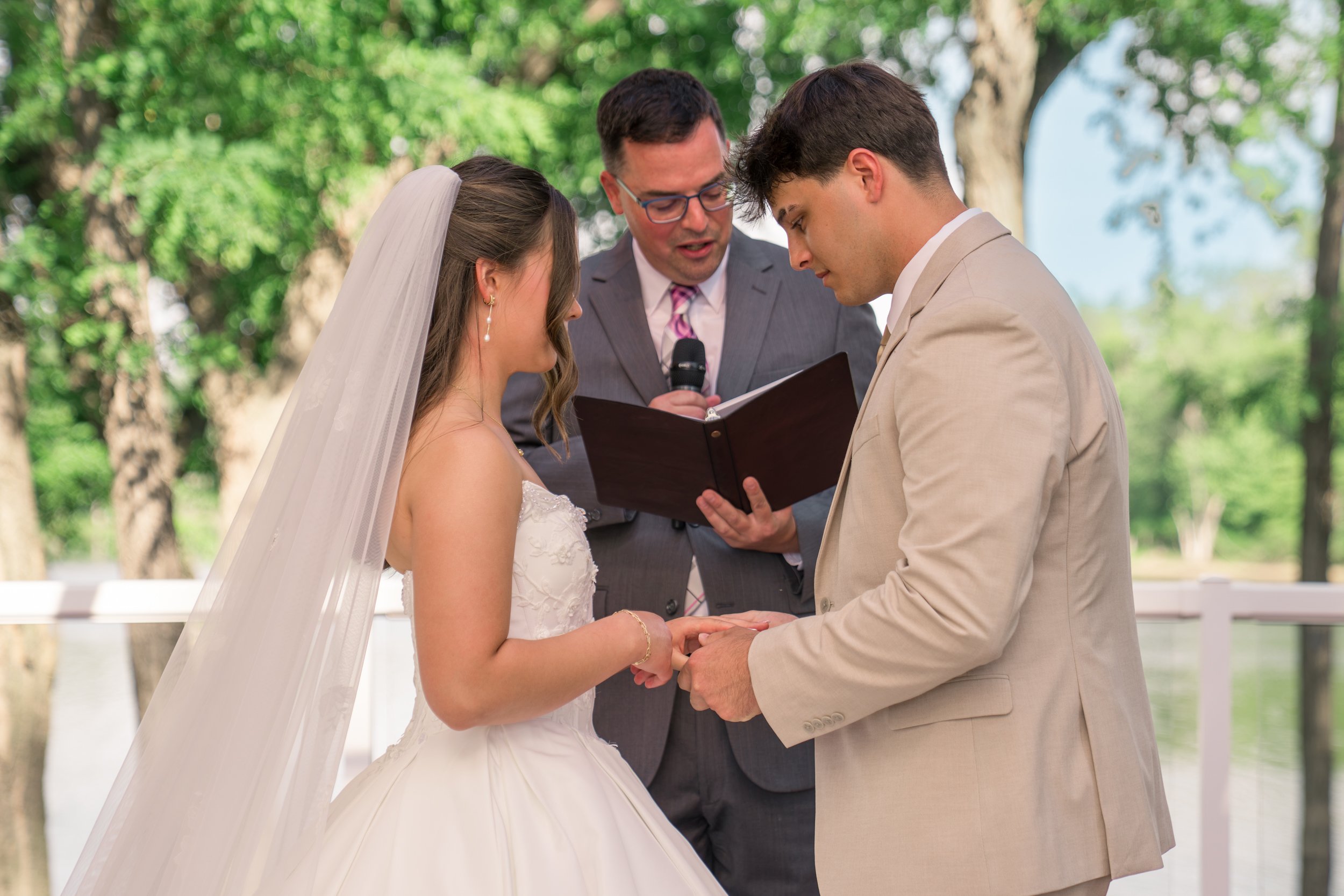 Celebrations-on-the-river-la-crosse-wisconsin-wedding-photography-midwest-wedding-portraits260.jpg