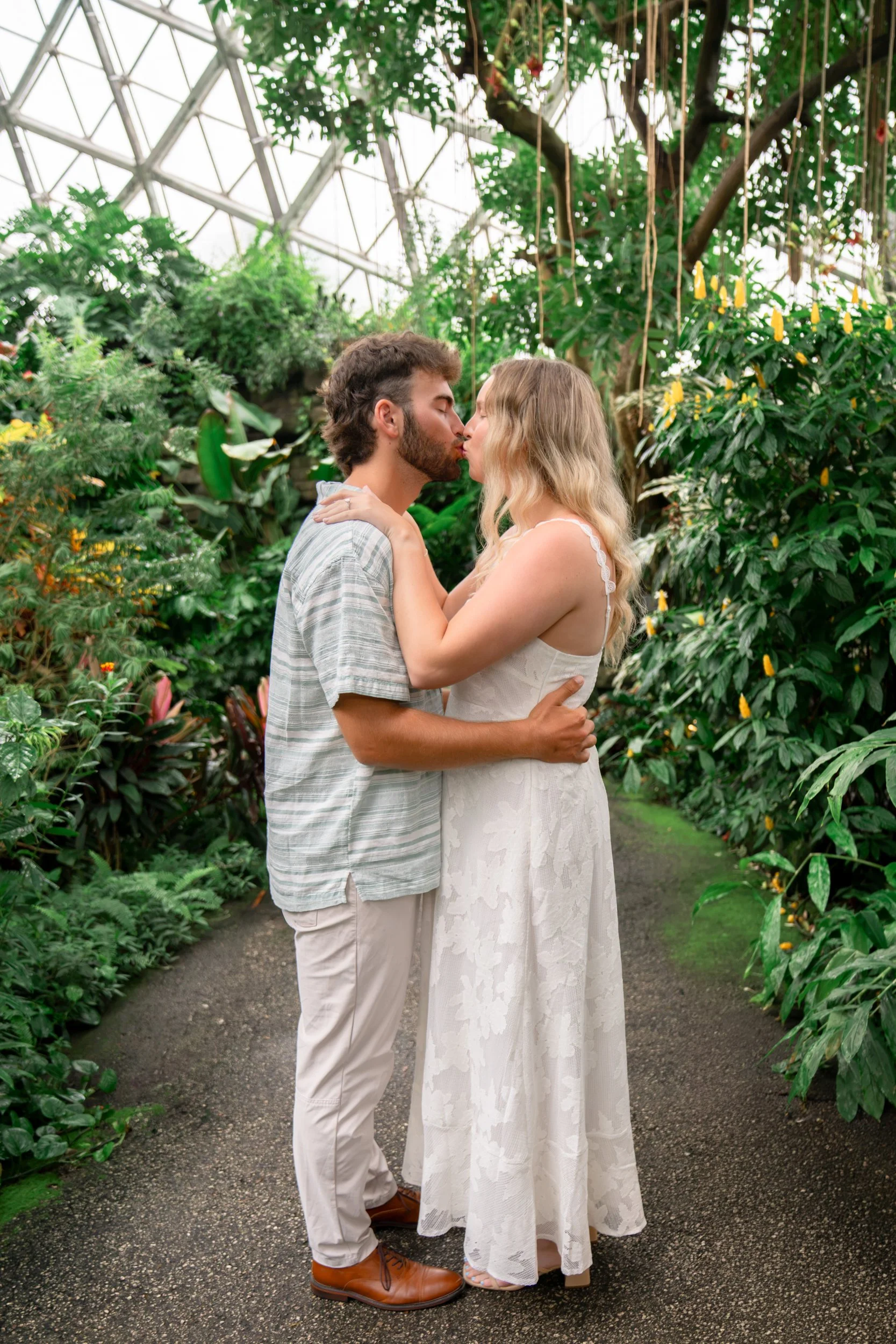 mitchell-park-domes-milwaukee-wisconsin-wedding-engagement-photographer-fine-art-photo-session-bridal-portraits-best-wedding-engaged-photography-012.jpg