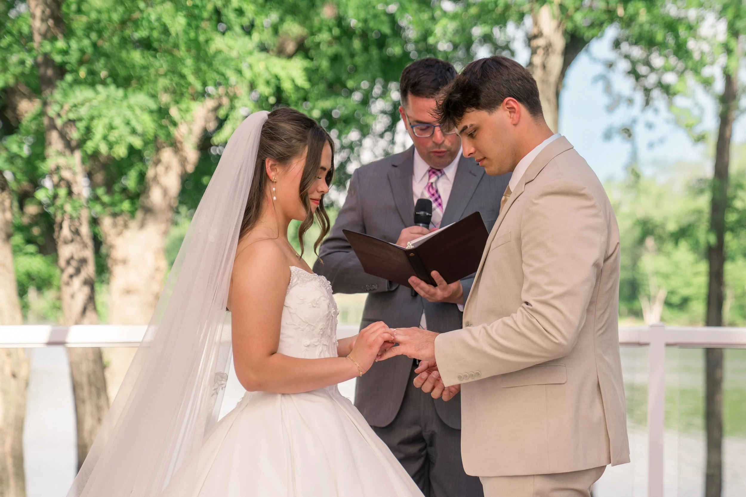 Celebrations-on-the-river-la-crosse-wisconsin-wedding-photography-midwest-wedding-portraits263.jpg