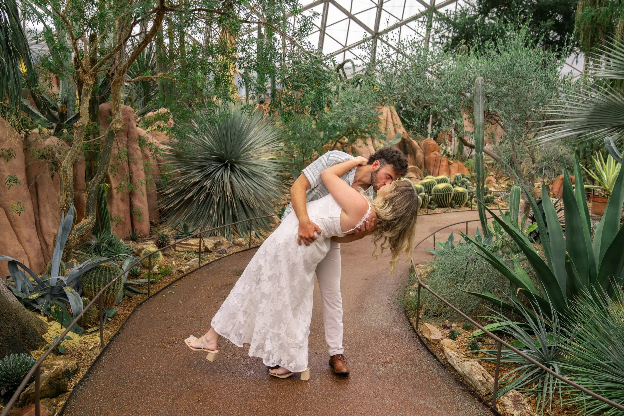 mitchell-park-domes-milwaukee-wisconsin-wedding-engagement-photographer-fine-art-photo-session-bridal-portraits-best-wedding-engaged-photography-049.jpg