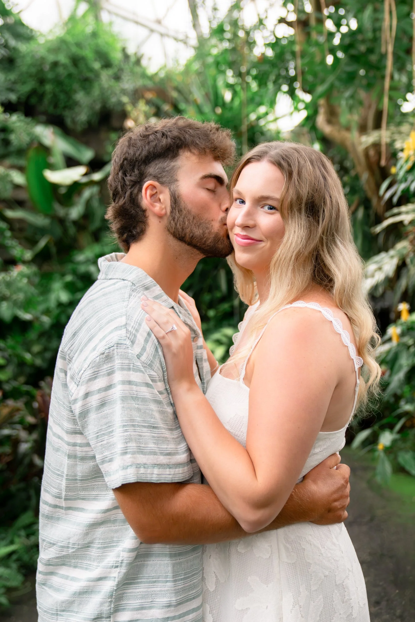 mitchell-park-domes-milwaukee-wisconsin-wedding-engagement-photographer-fine-art-photo-session-bridal-portraits-best-wedding-engaged-photography-006.jpg