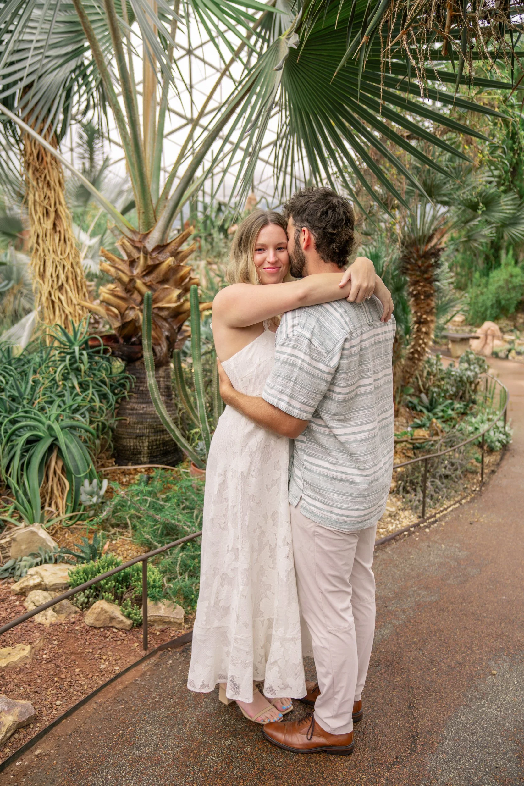 mitchell-park-domes-milwaukee-wisconsin-wedding-engagement-photographer-fine-art-photo-session-bridal-portraits-best-wedding-engaged-photography-053.jpg
