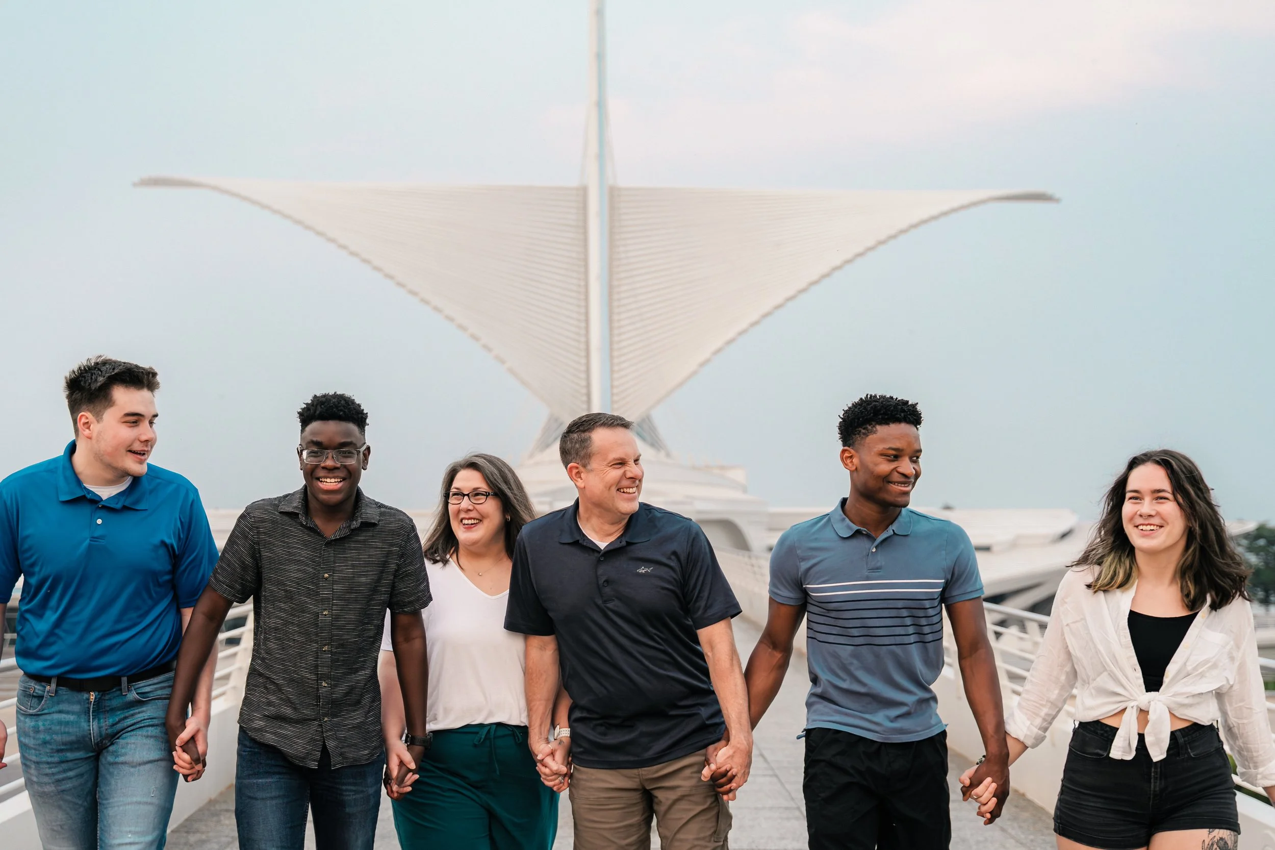 milwauke-wisconsin-family-portait-photography-session-family-photographer-milwaukee-art-museum-photoshoot-headshots-group-photos-family-portrai010.jpg