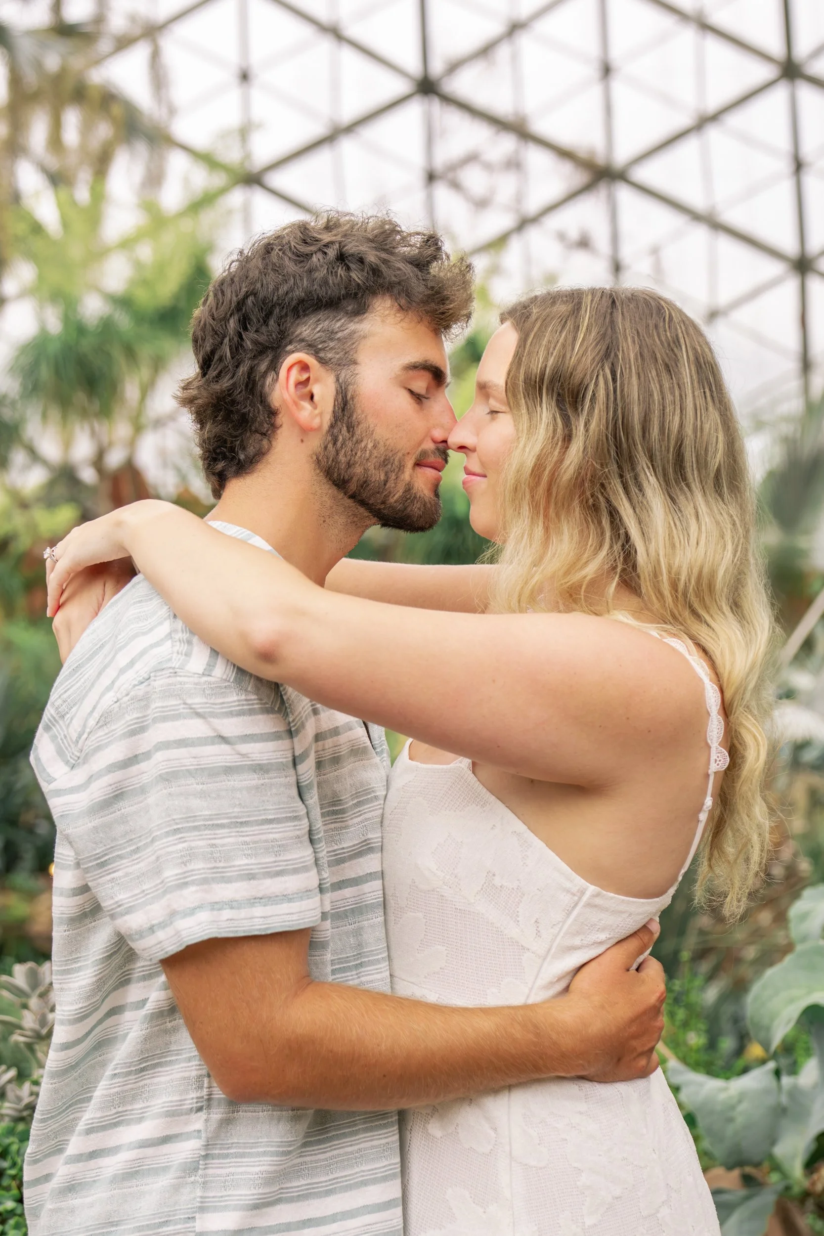 mitchell-park-domes-milwaukee-wisconsin-wedding-engagement-photographer-fine-art-photo-session-bridal-portraits-best-wedding-engaged-photography-060.jpg