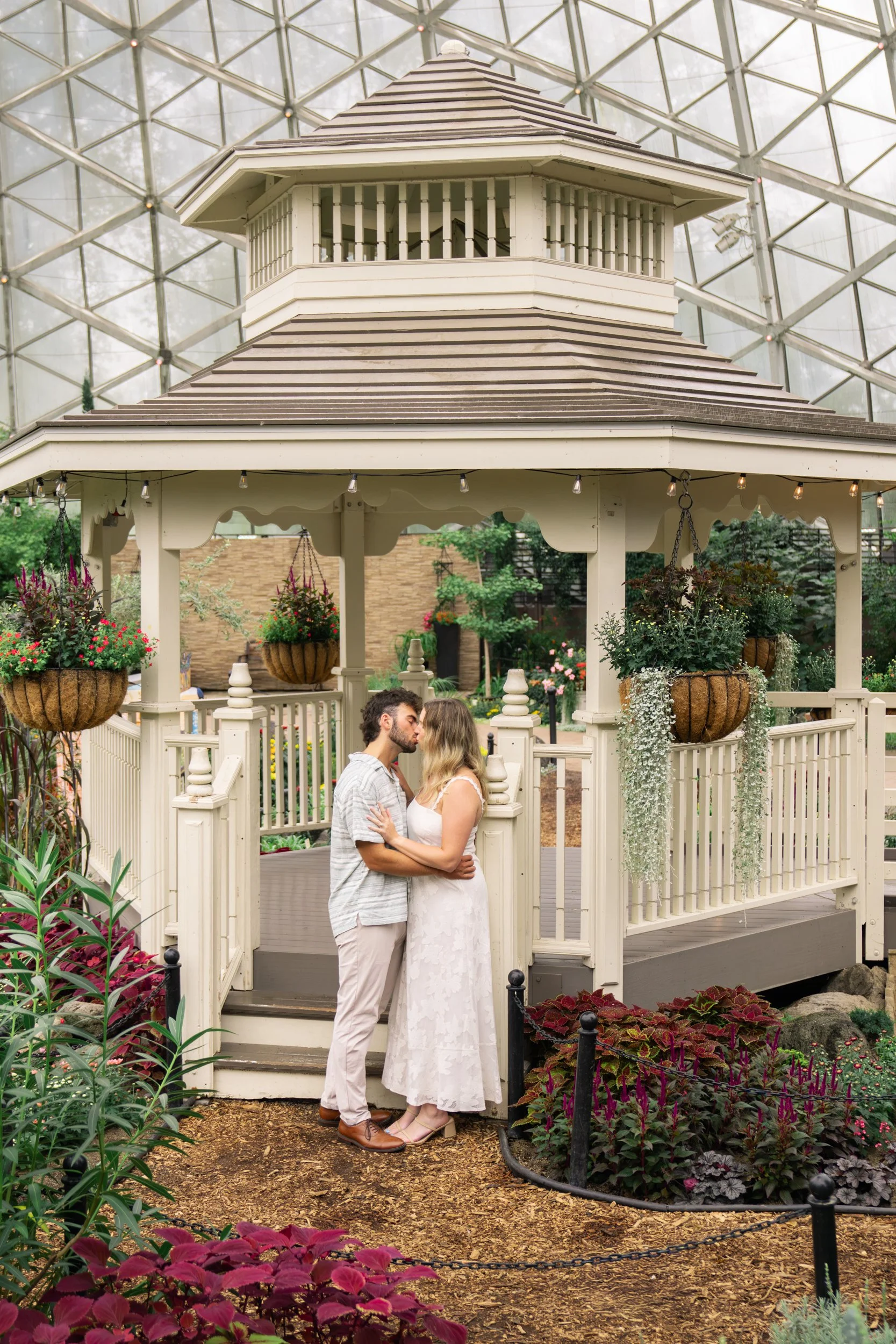 mitchell-park-domes-milwaukee-wisconsin-wedding-engagement-photographer-fine-art-photo-session-bridal-portraits-best-wedding-engaged-photography-069.jpg