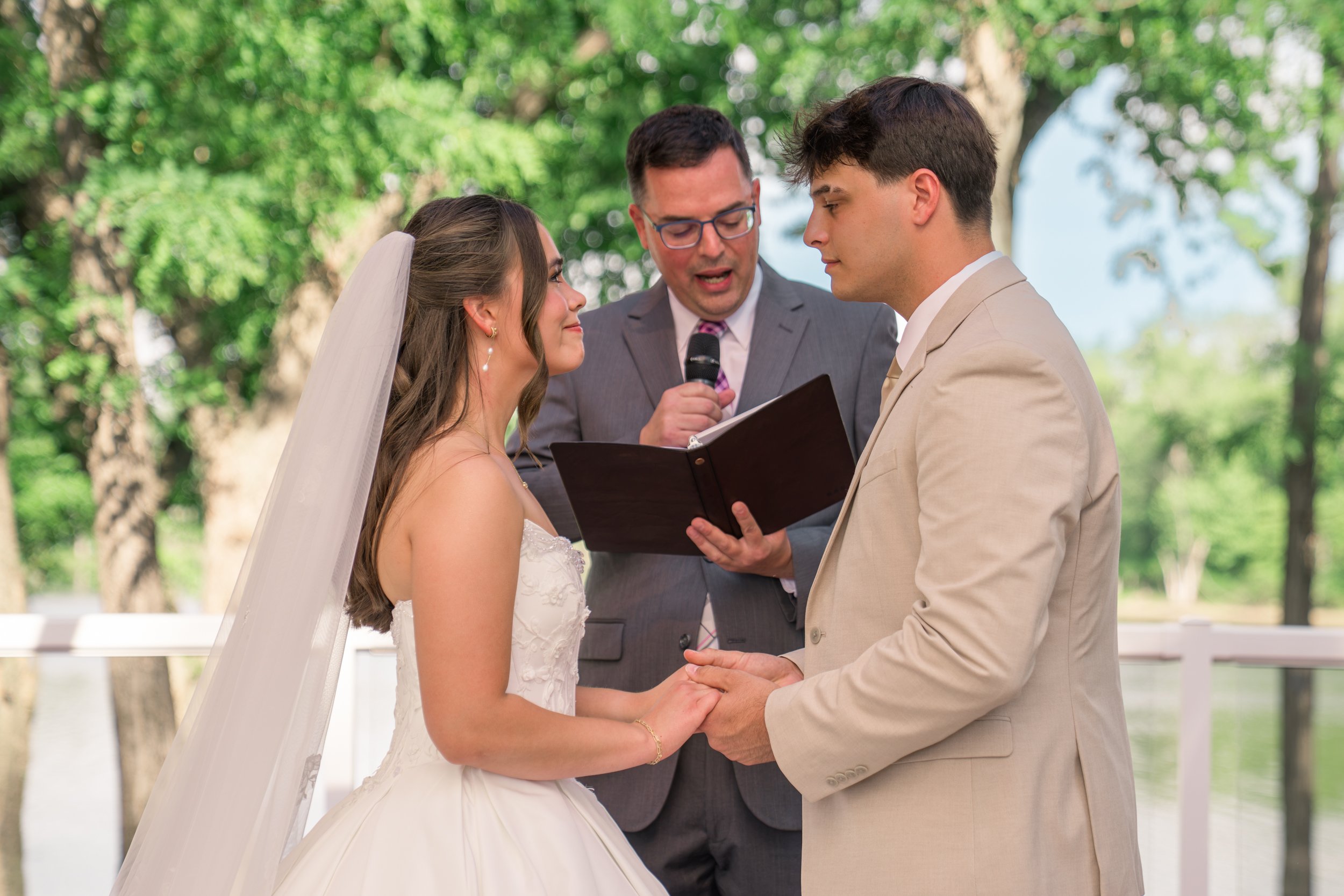 Celebrations-on-the-river-la-crosse-wisconsin-wedding-photography-midwest-wedding-portraits261.jpg