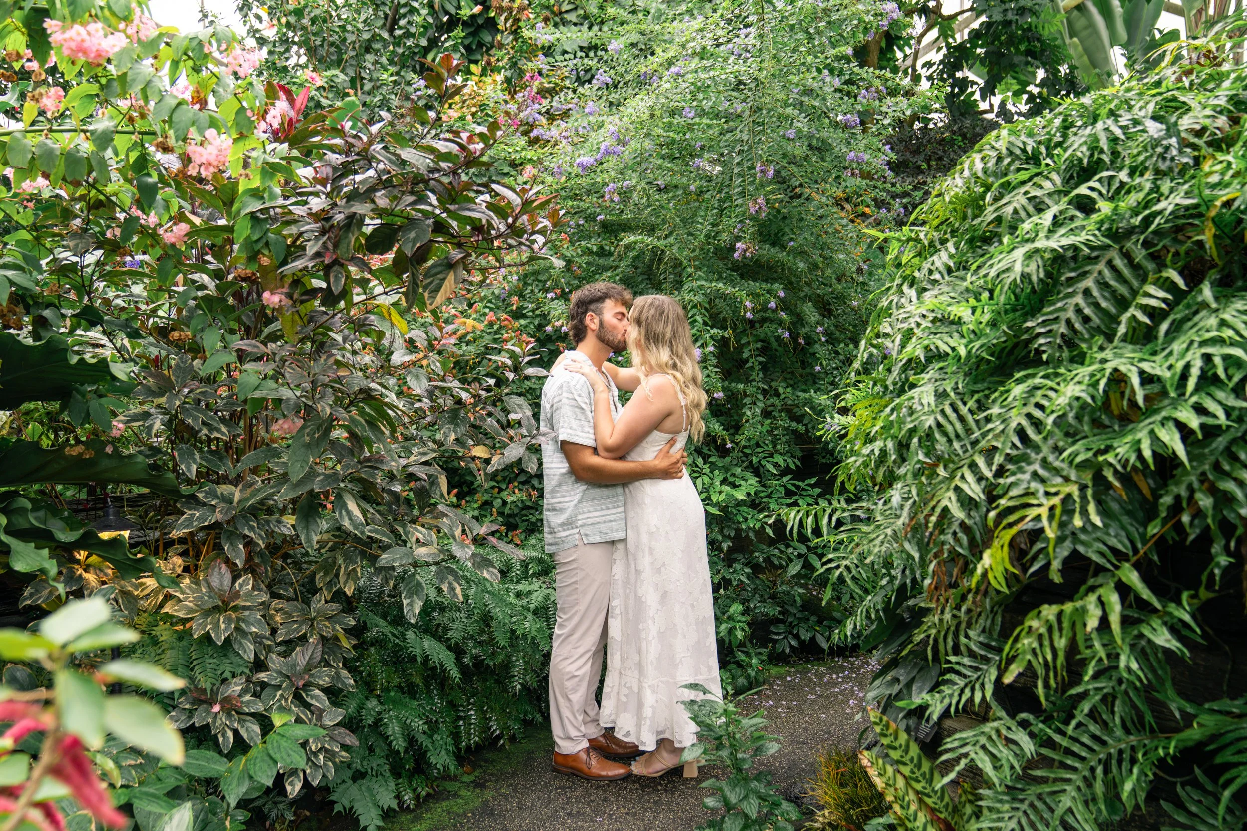 mitchell-park-domes-milwaukee-wisconsin-wedding-engagement-photographer-fine-art-photo-session-bridal-portraits-best-wedding-engaged-photography-026.jpg
