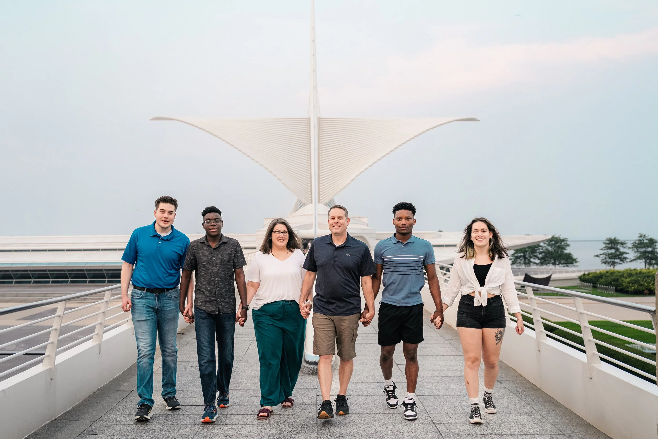 milwauke-wisconsin-family-portait-photography-session-family-photographer-milwaukee-art-museum-photoshoot-headshots-group-photos-family-portrai007.jpg