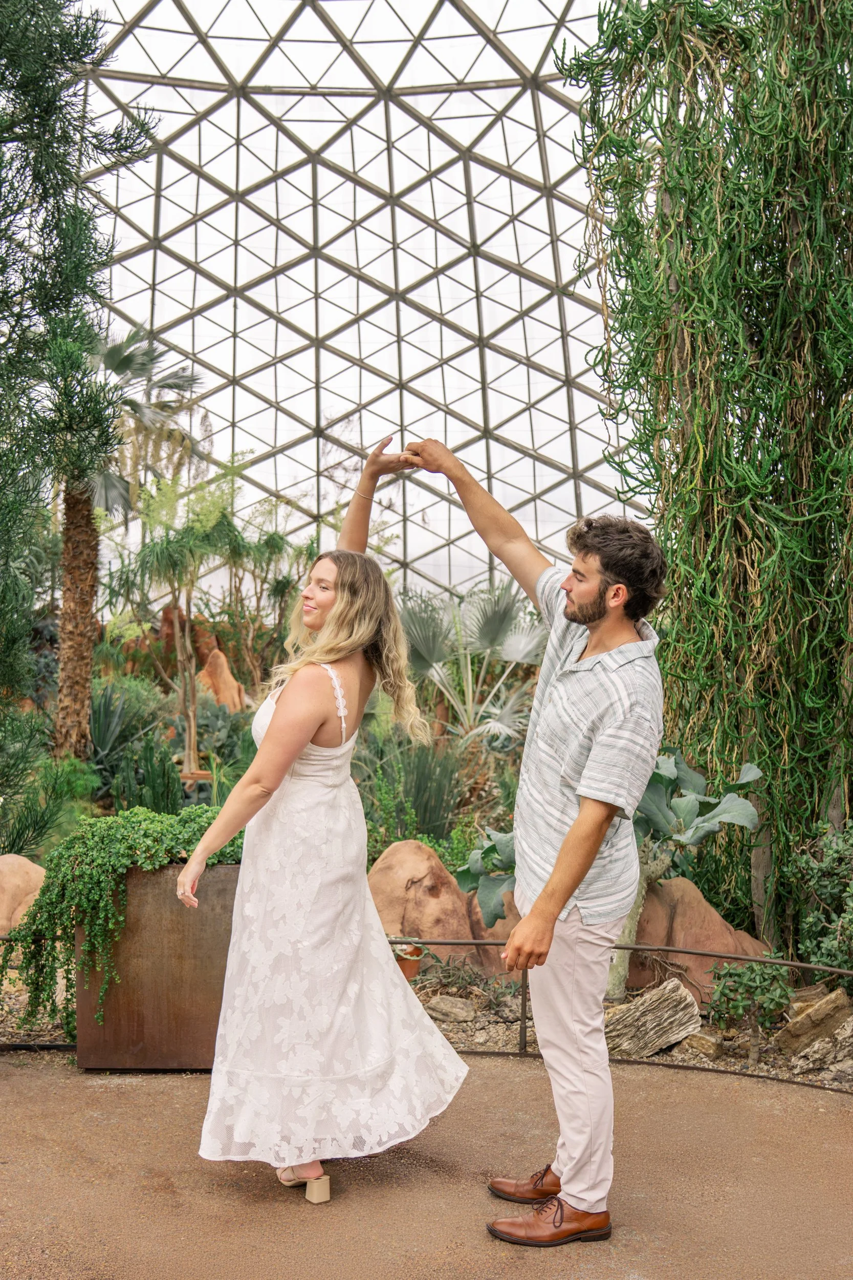 mitchell-park-domes-milwaukee-wisconsin-wedding-engagement-photographer-fine-art-photo-session-bridal-portraits-best-wedding-engaged-photography-055.jpg