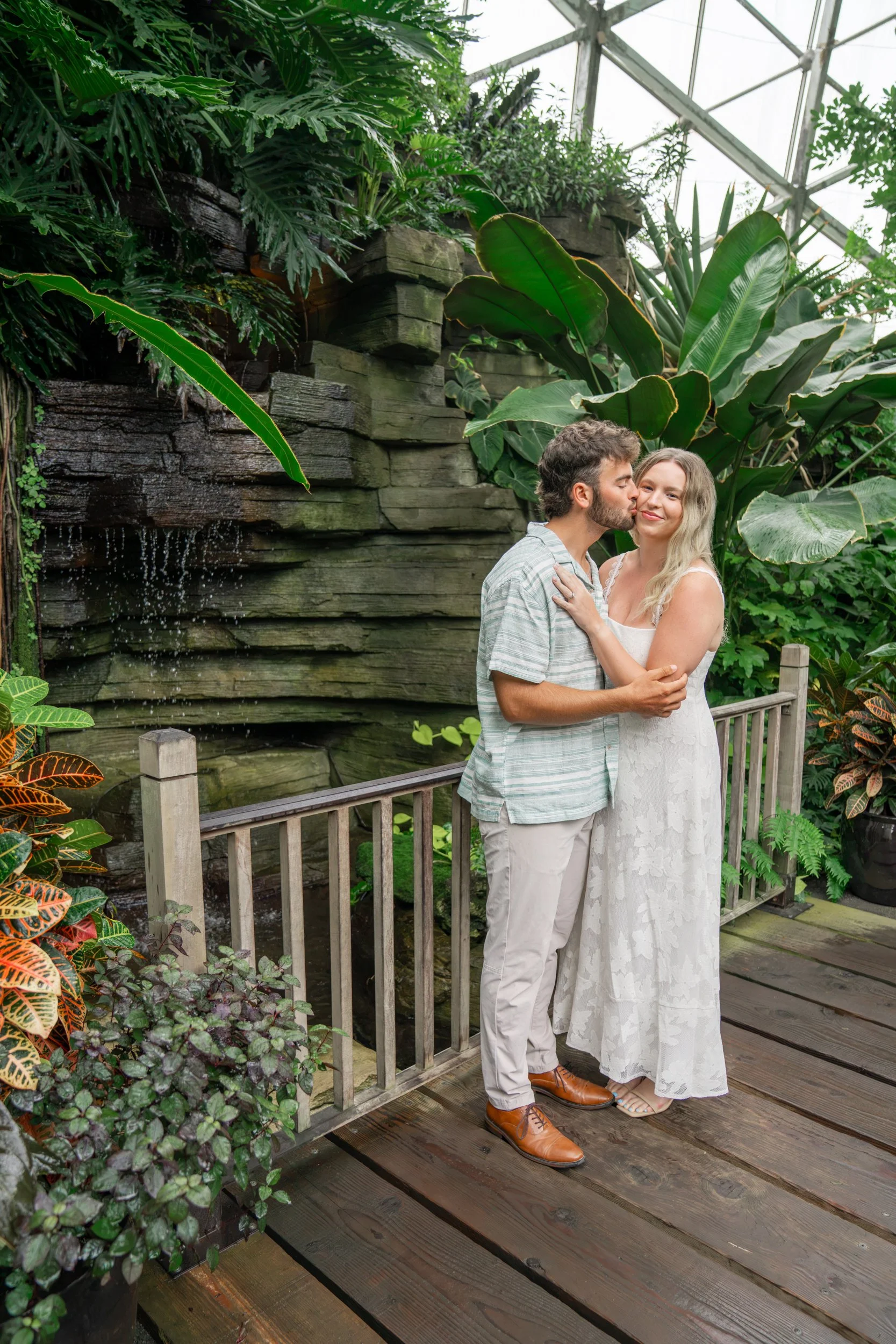 mitchell-park-domes-milwaukee-wisconsin-wedding-engagement-photographer-fine-art-photo-session-bridal-portraits-best-wedding-engaged-photography-015.jpg