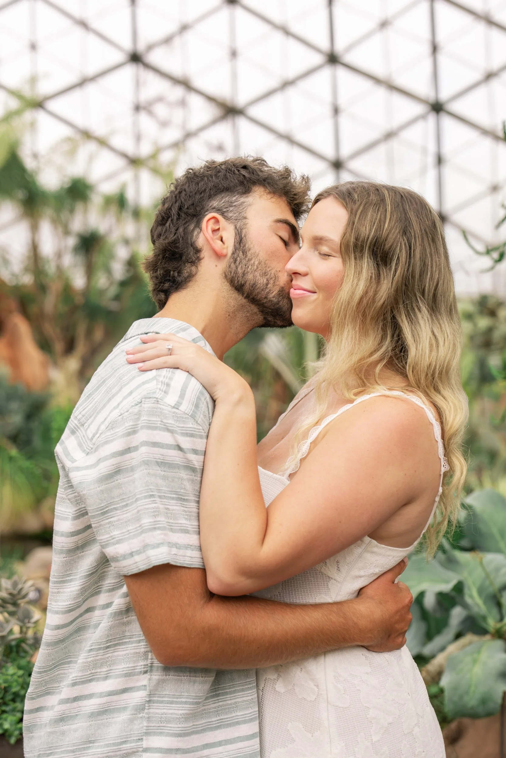 mitchell-park-domes-milwaukee-wisconsin-wedding-engagement-photographer-fine-art-photo-session-bridal-portraits-best-wedding-engaged-photography-058.jpg