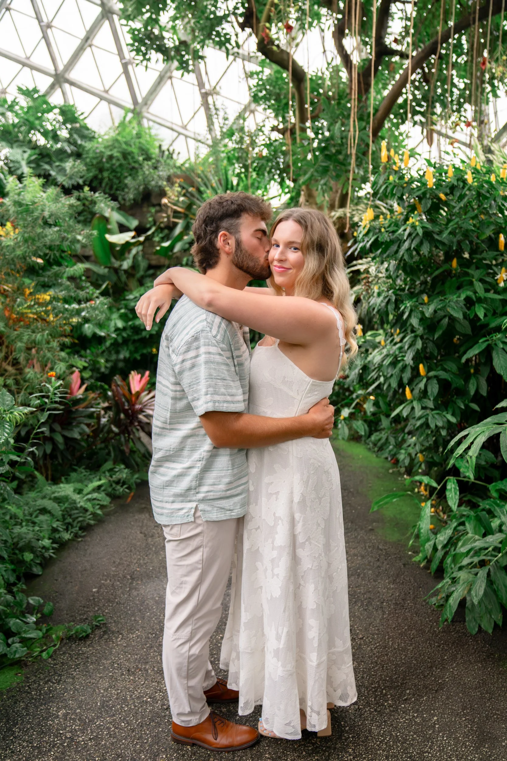 mitchell-park-domes-milwaukee-wisconsin-wedding-engagement-photographer-fine-art-photo-session-bridal-portraits-best-wedding-engaged-photography-008.jpg