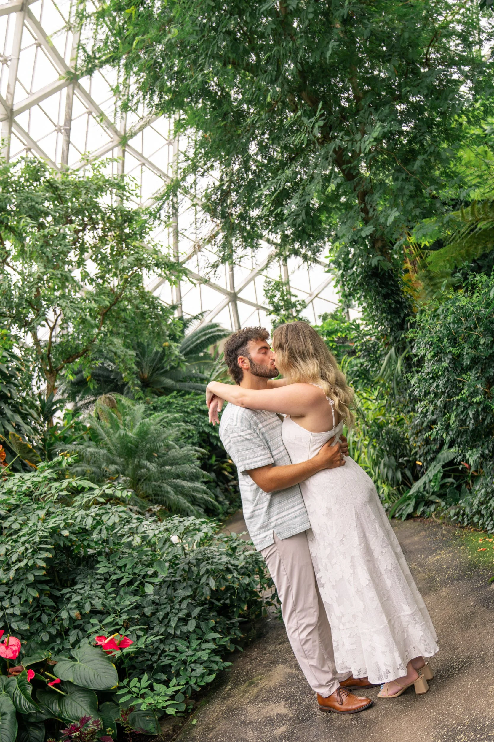 mitchell-park-domes-milwaukee-wisconsin-wedding-engagement-photographer-fine-art-photo-session-bridal-portraits-best-wedding-engaged-photography-036.jpg