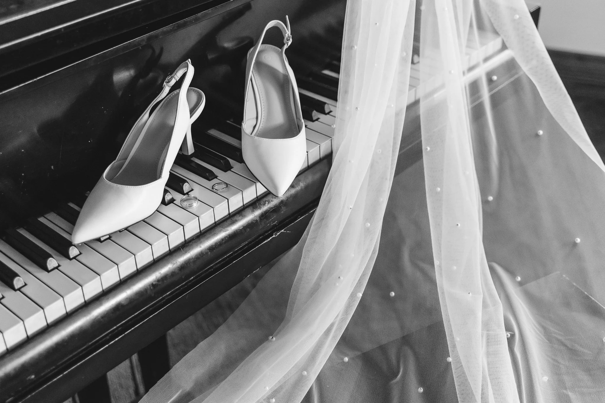 milwaukee_madison_wisconsin_wedding_photographer_osrui_piano_veil_details.jpg