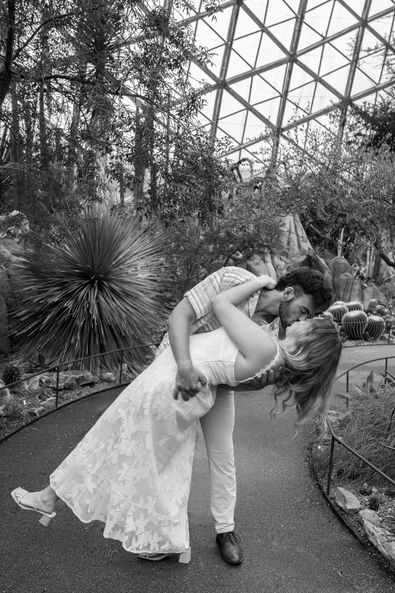 mitchell-park-domes-milwaukee-wisconsin-wedding-engagement-photographer-fine-art-photo-session-bridal-portraits-best-wedding-engaged-photography-048.jpg