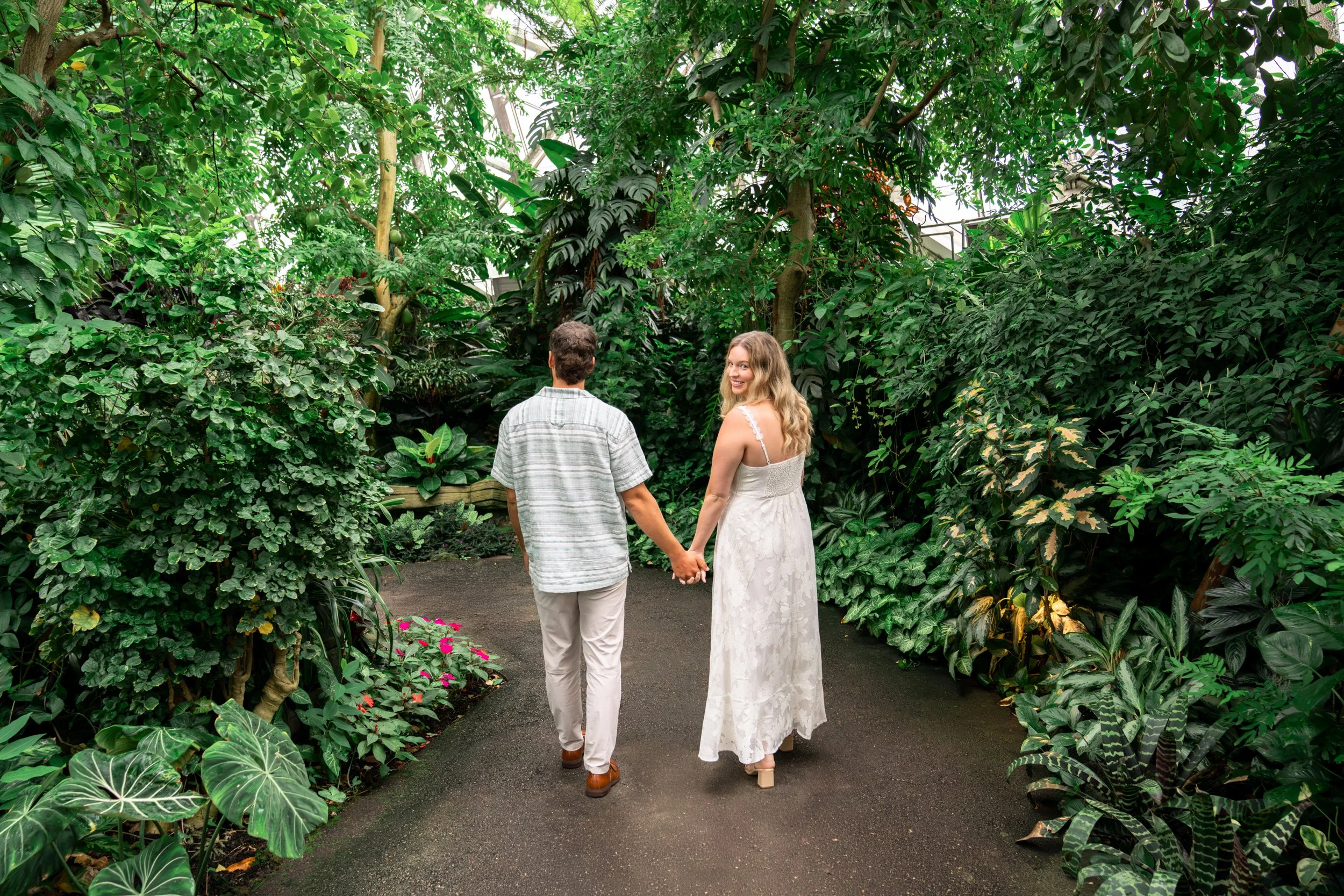 mitchell-park-domes-milwaukee-wisconsin-wedding-engagement-photographer-fine-art-photo-session-bridal-portraits-best-wedding-engaged-photography-001.jpg