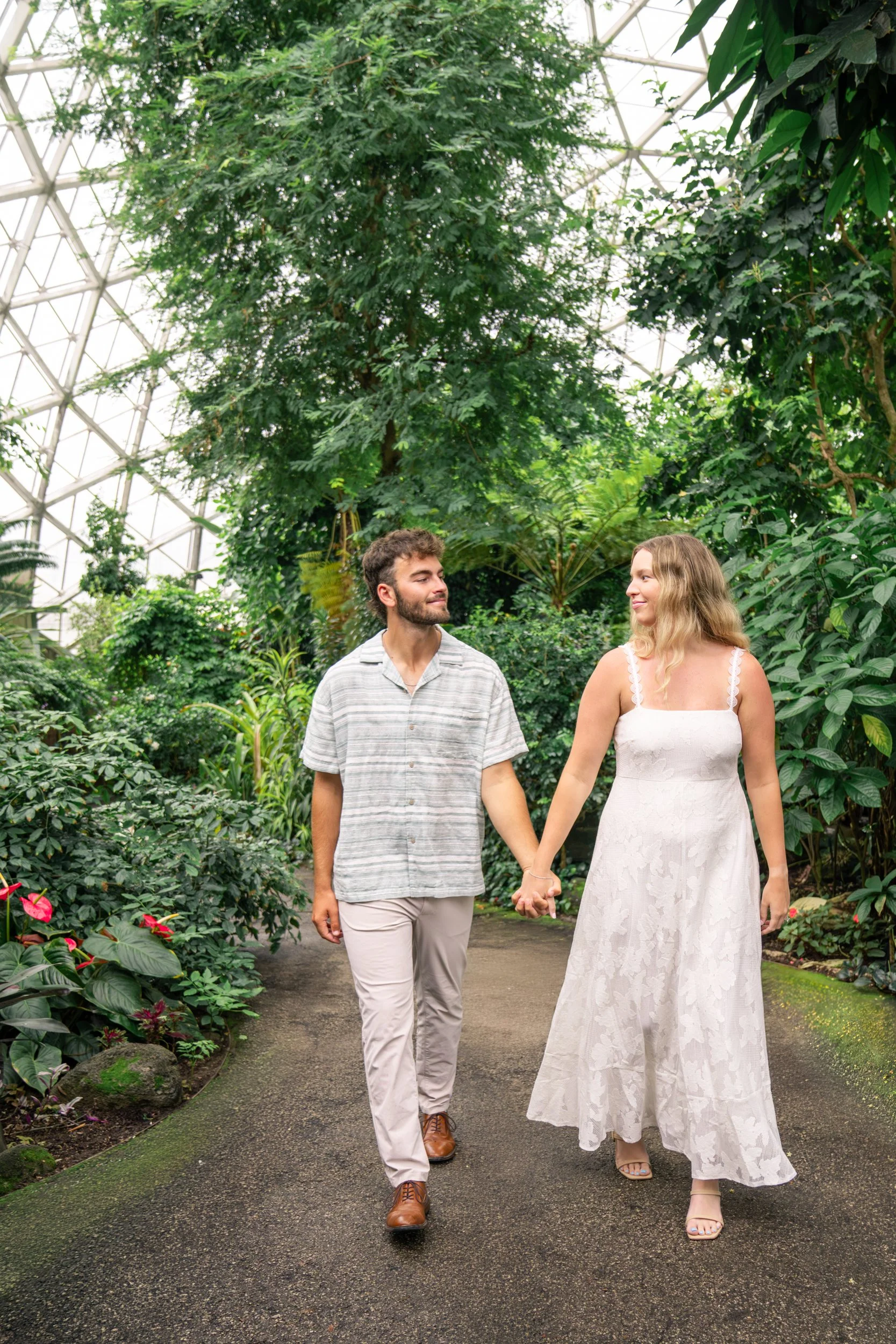 mitchell-park-domes-milwaukee-wisconsin-wedding-engagement-photographer-fine-art-photo-session-bridal-portraits-best-wedding-engaged-photography-038.jpg