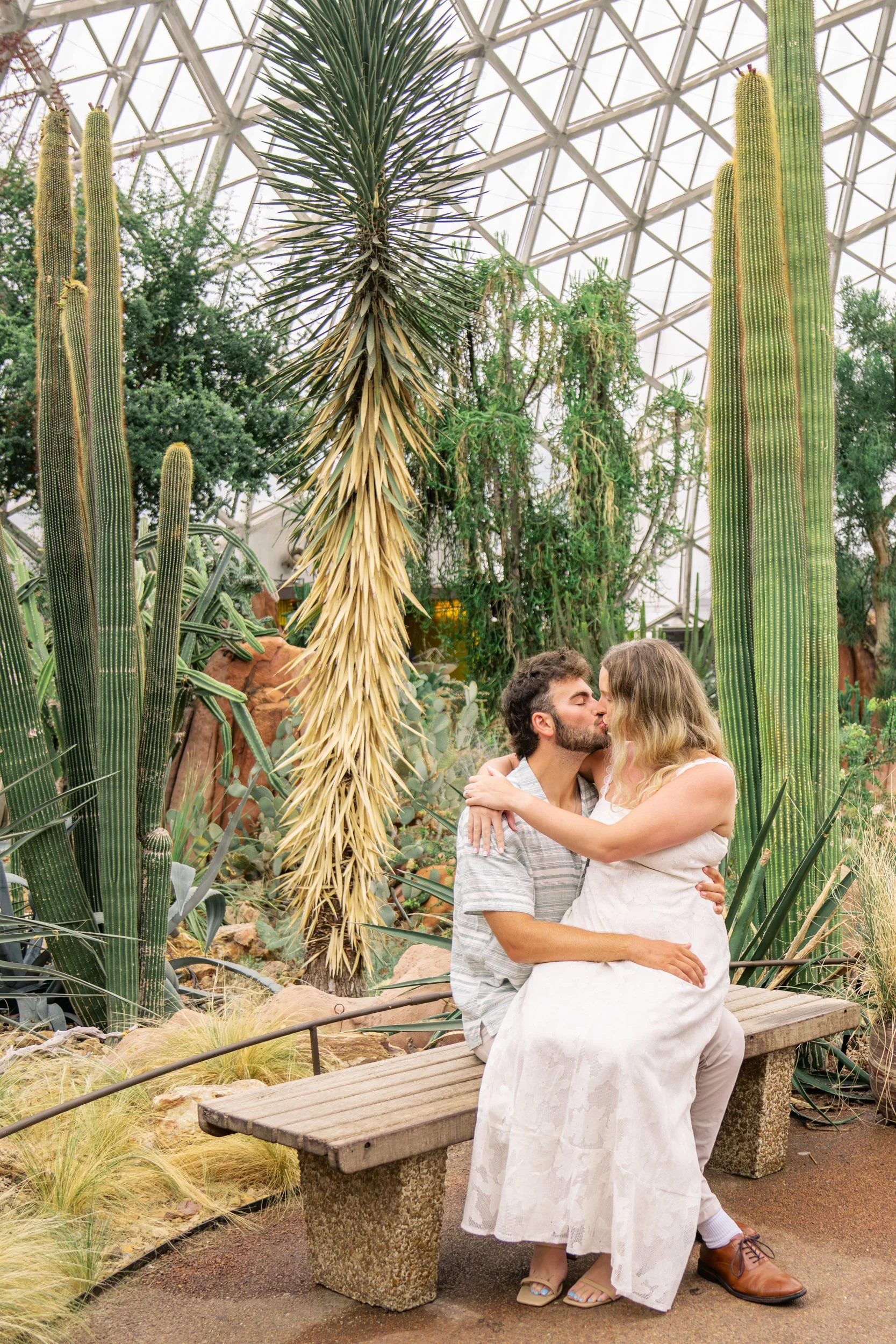 mitchell-park-domes-milwaukee-wisconsin-wedding-engagement-photographer-fine-art-photo-session-bridal-portraits-best-wedding-engaged-photography-040.jpg