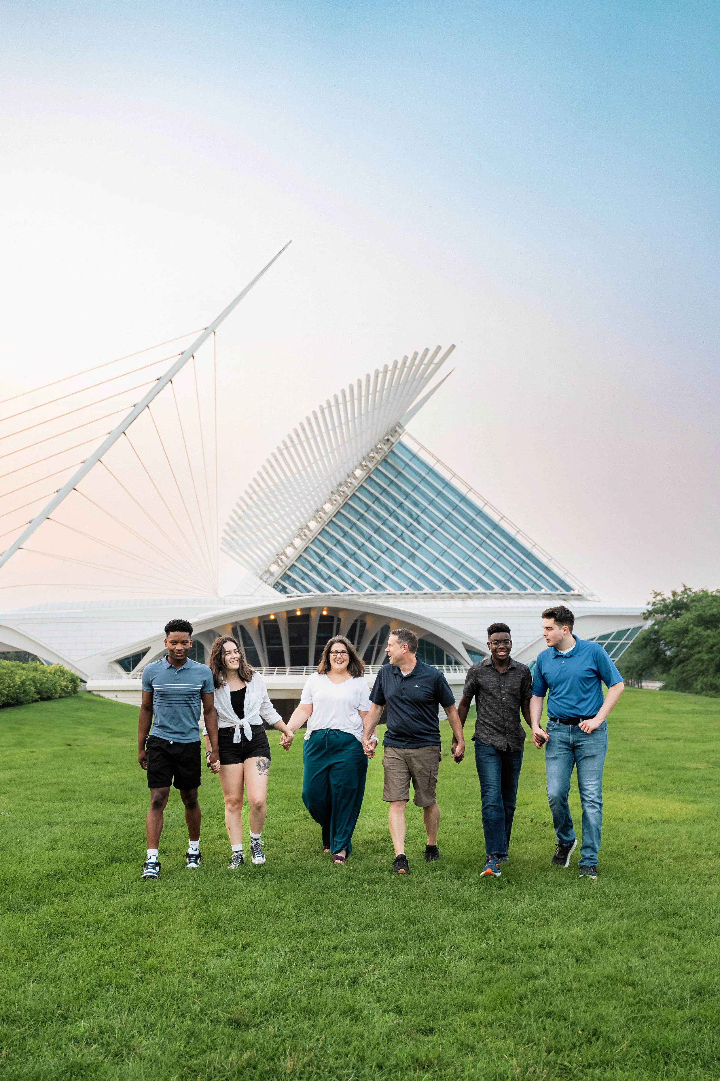milwauke-wisconsin-family-portait-photography-session-family-photographer-milwaukee-art-museum-photoshoot-headshots-group-photos-family-portrai056.jpg