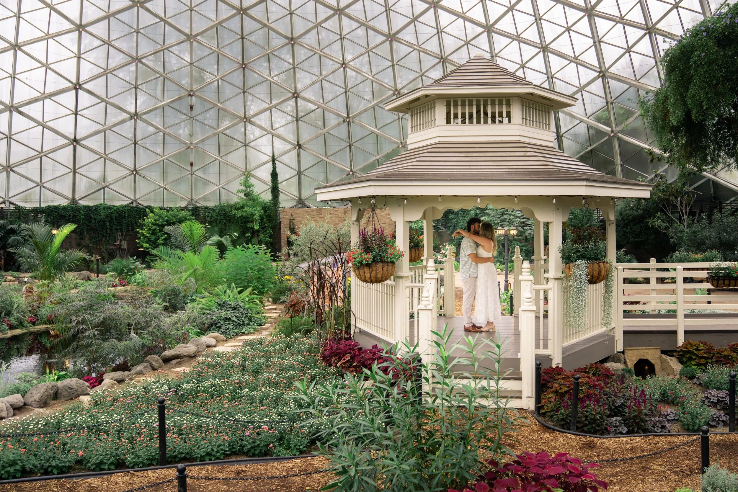 mitchell-park-domes-milwaukee-wisconsin-wedding-engagement-photographer-fine-art-photo-session-bridal-portraits-best-wedding-engaged-photography-064.jpg