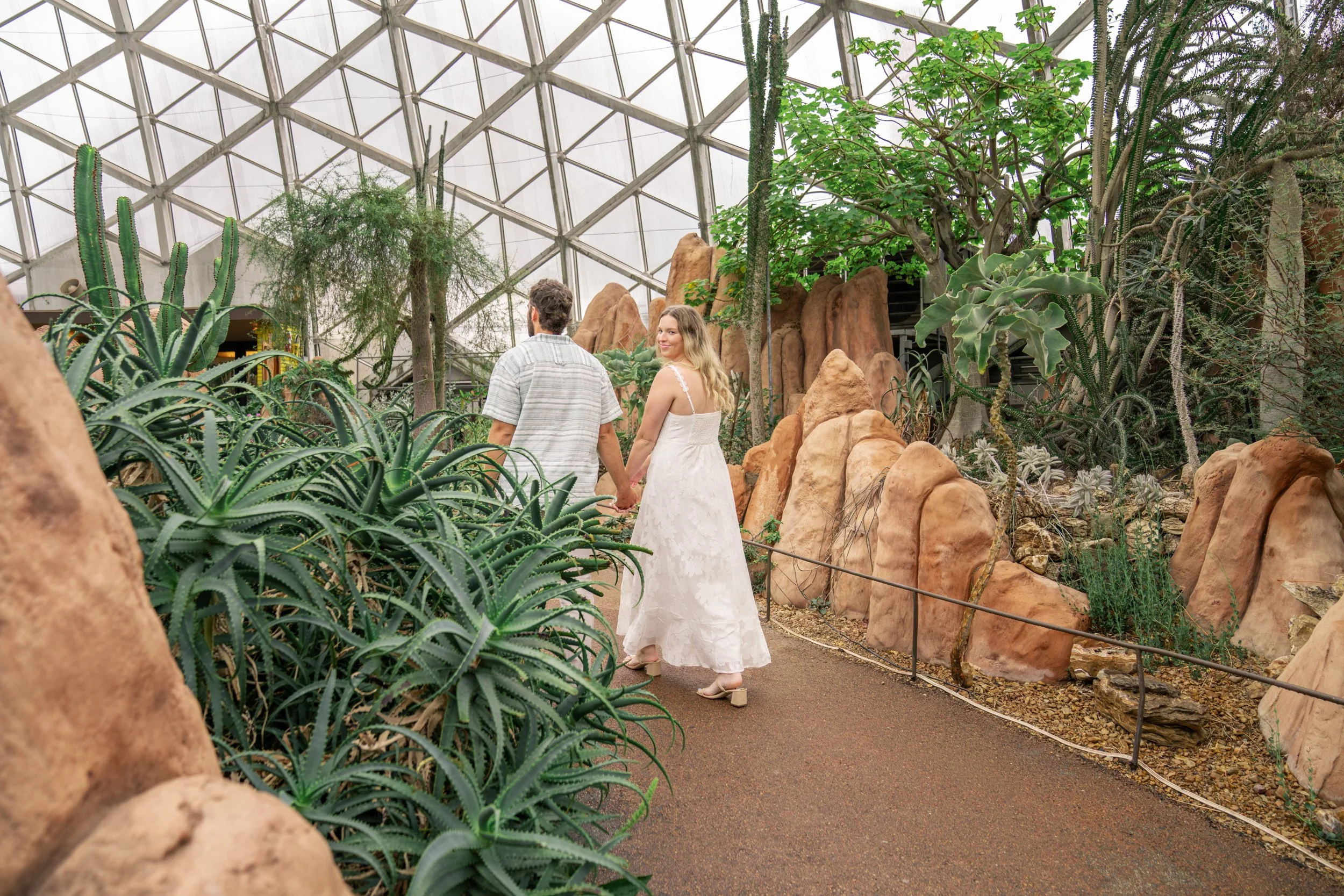 mitchell-park-domes-milwaukee-wisconsin-wedding-engagement-photographer-fine-art-photo-session-bridal-portraits-best-wedding-engaged-photography-054.jpg