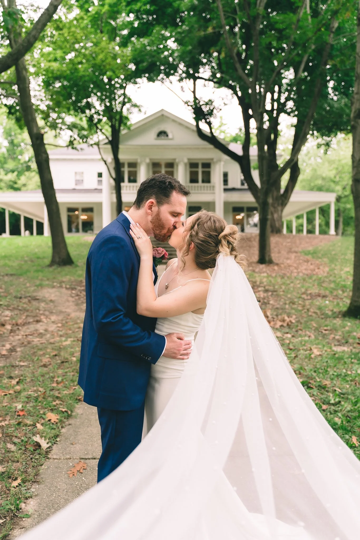 milwaukee_madison_wisconsin_wedding_photographer_osrui_bridal portraits_kiss_long_veil.jpg