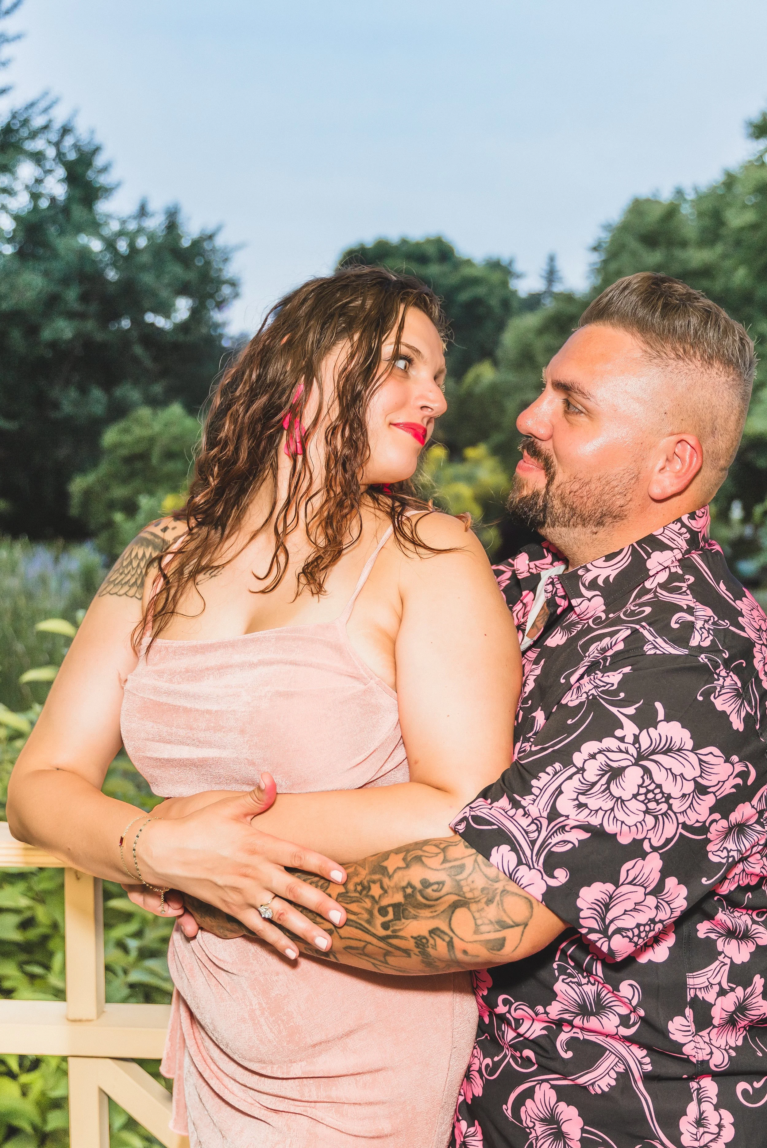 milwaukee_madison_wisconsin_engagement_photographer_allencintennialgardens_engaged_photos_flash_hug.jpg