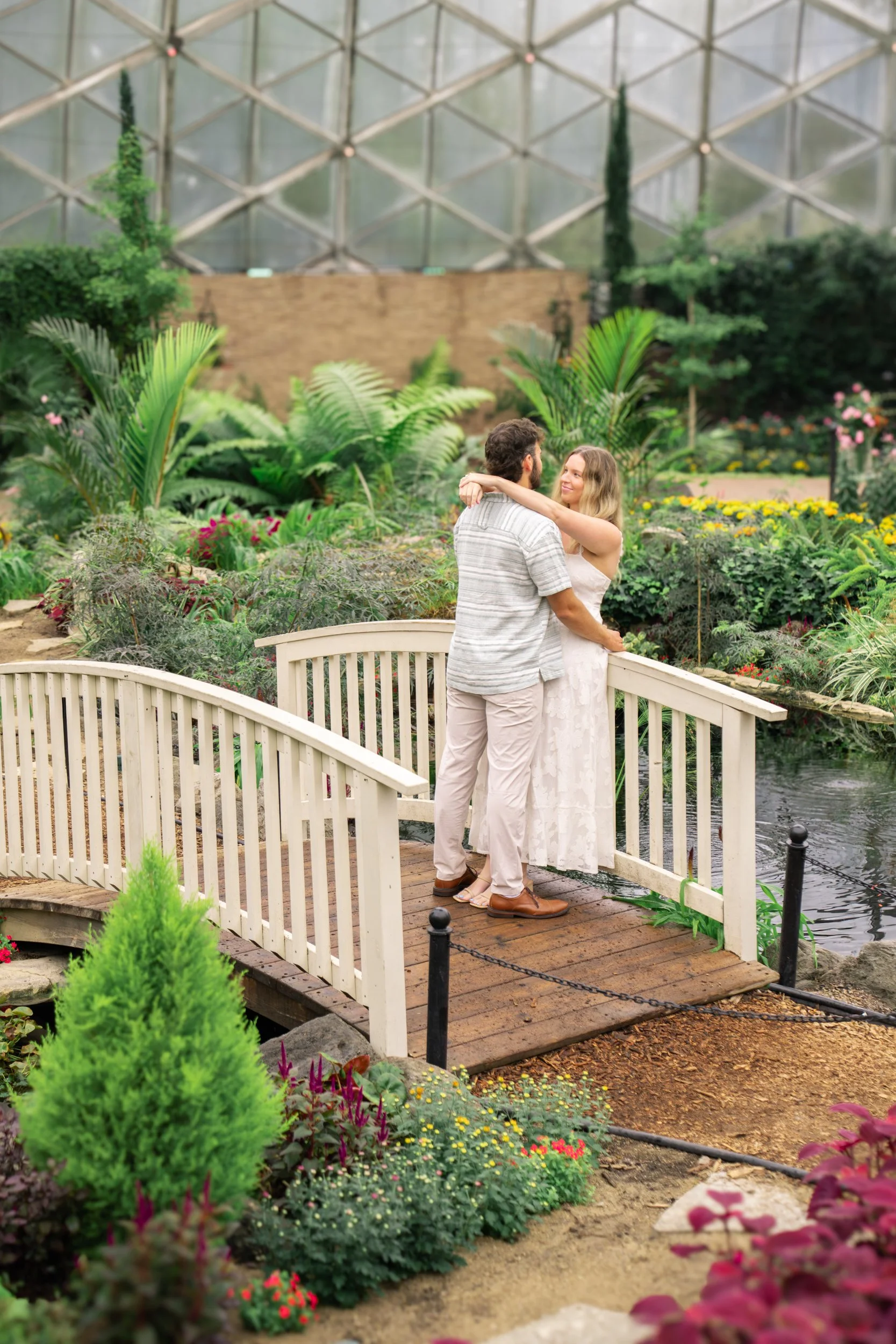 mitchell-park-domes-milwaukee-wisconsin-wedding-engagement-photographer-fine-art-photo-session-bridal-portraits-best-wedding-engaged-photography-071.jpg