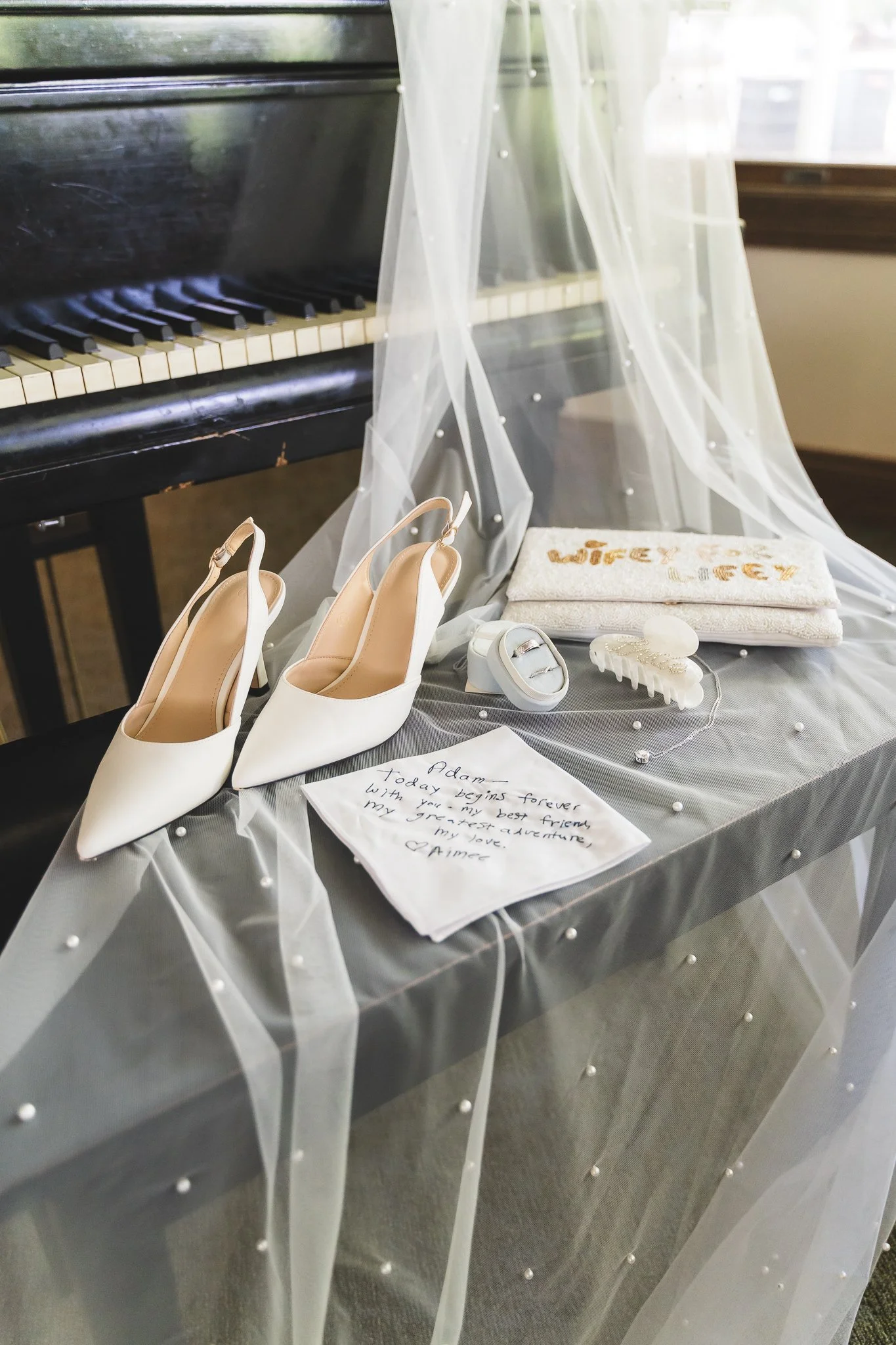 milwaukee_madison_wisconsin_wedding_photographer_osrui_piano_veil_details_rings.jpg
