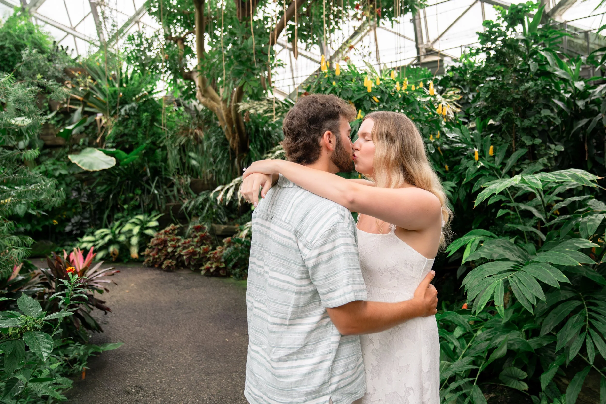 mitchell-park-domes-milwaukee-wisconsin-wedding-engagement-photographer-fine-art-photo-session-bridal-portraits-best-wedding-engaged-photography-013.jpg