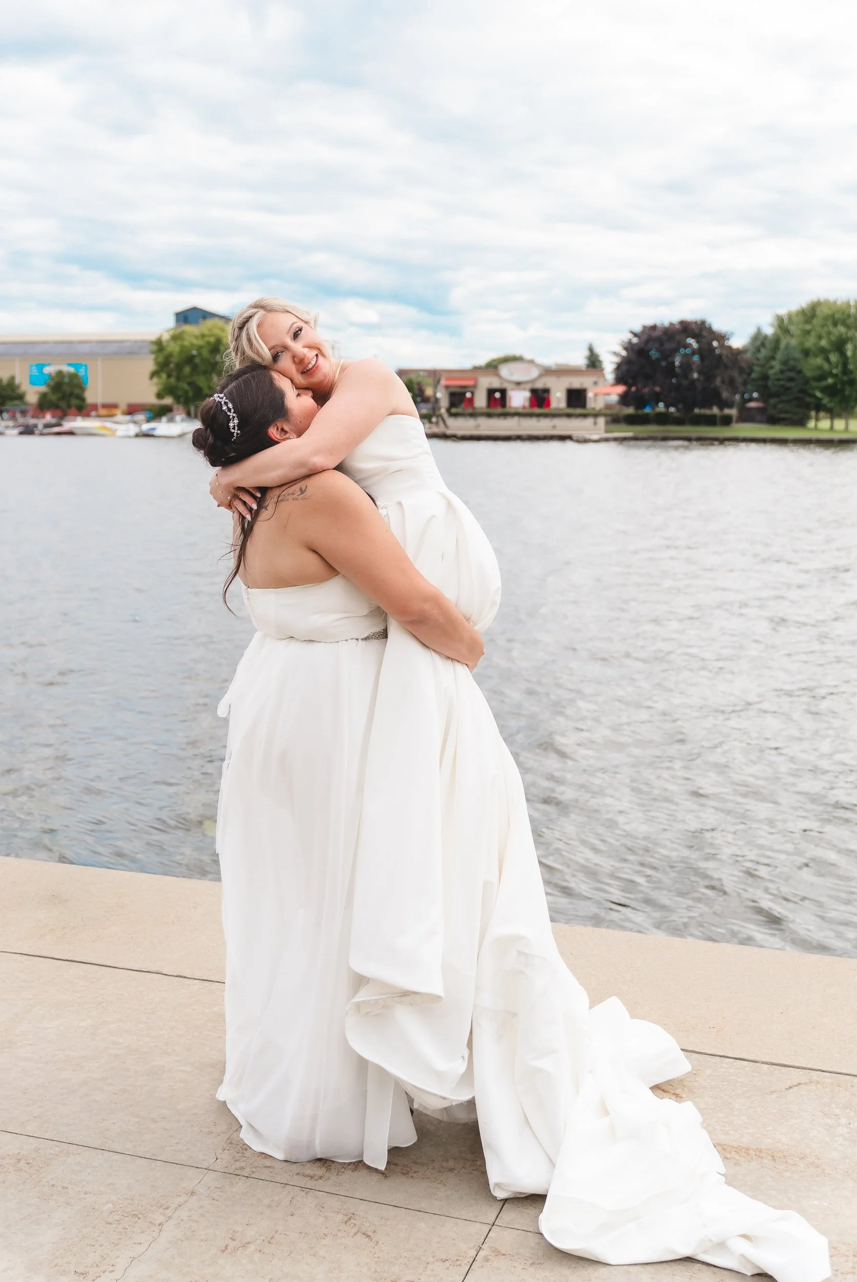 milwaukee-wisconsin-hartland-buckleys-lgbt-inclusive-wedding-photographer-vinyard-bridal-portraits-wedding-photography-23.jpg