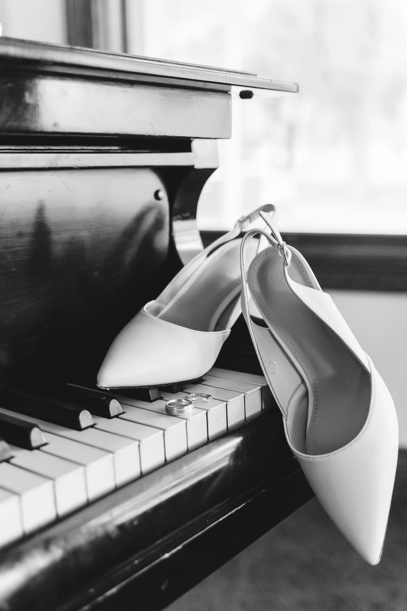 milwaukee_madison_wisconsin_wedding_photographer_osrui_piano_heels_details.jpg
