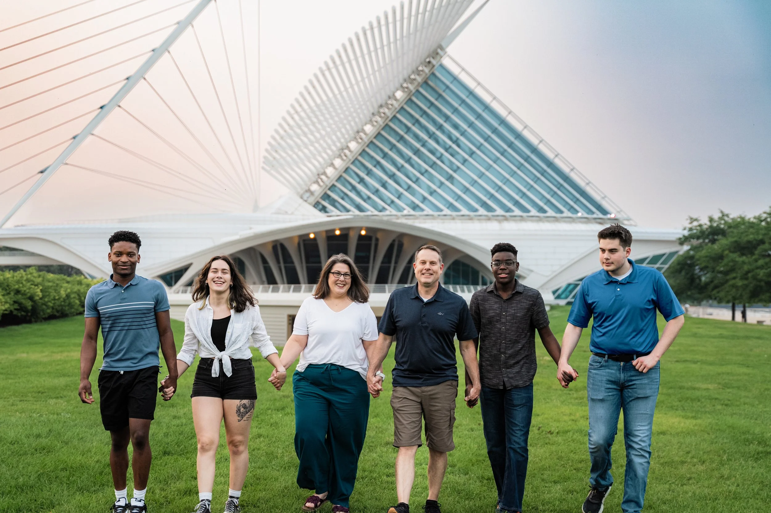 milwauke-wisconsin-family-portait-photography-session-family-photographer-milwaukee-art-museum-photoshoot-headshots-group-photos-family-portrai058.jpg