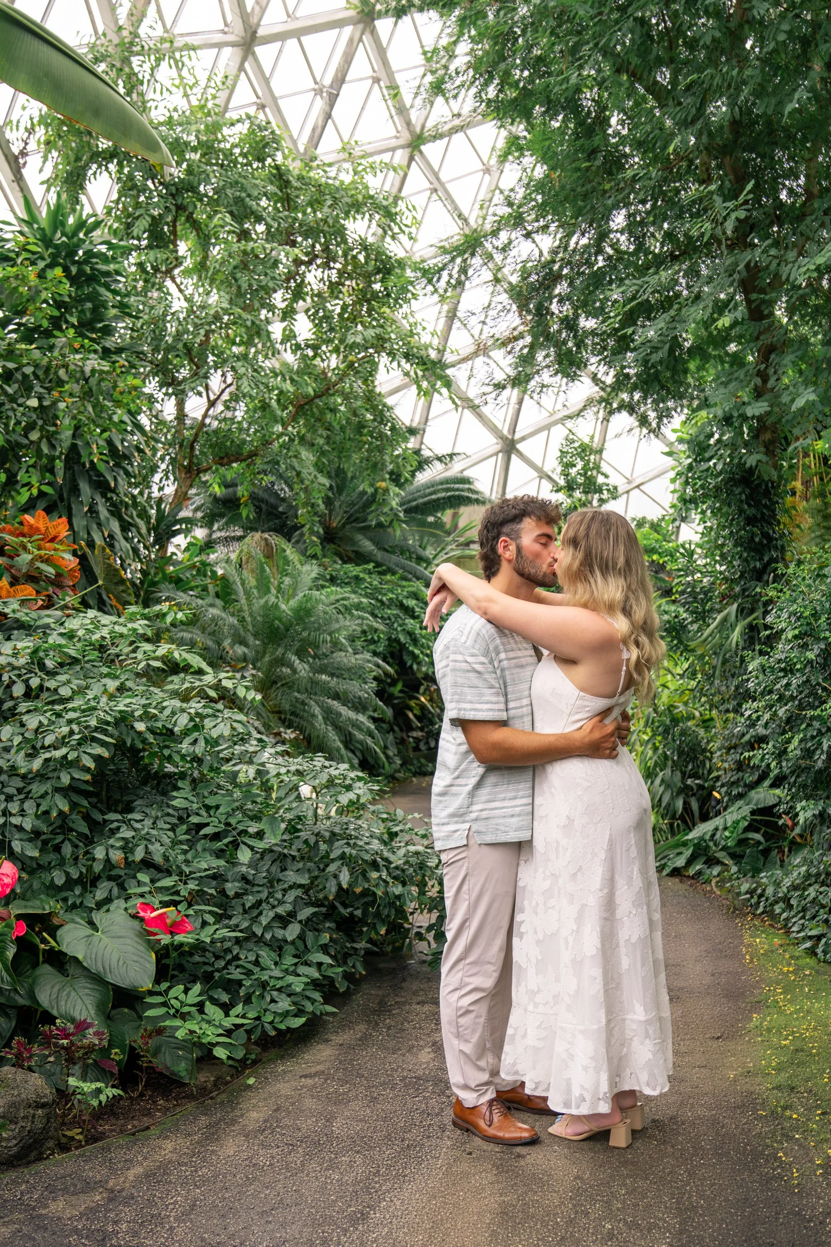mitchell-park-domes-milwaukee-wisconsin-wedding-engagement-photographer-fine-art-photo-session-bridal-portraits-best-wedding-engaged-photography-037.jpg