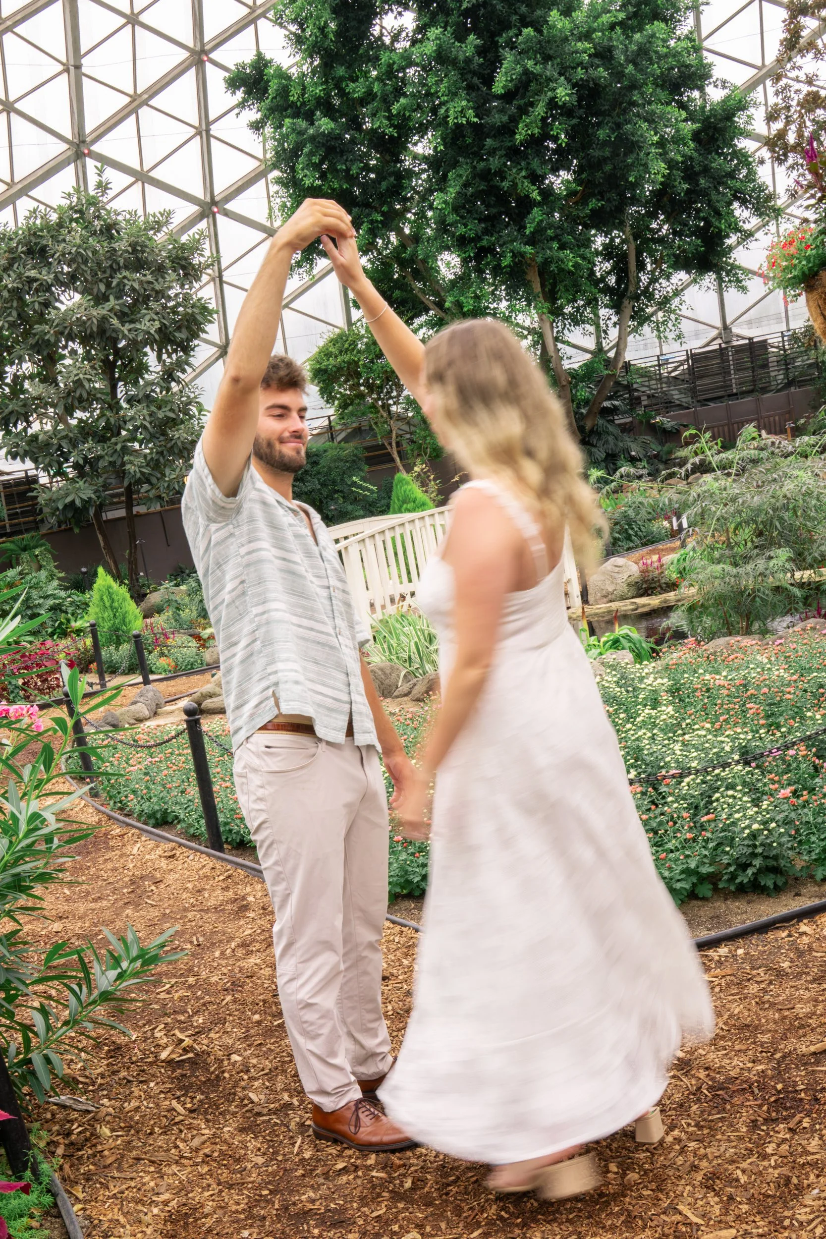 mitchell-park-domes-milwaukee-wisconsin-wedding-engagement-photographer-fine-art-photo-session-bridal-portraits-best-wedding-engaged-photography-078.jpg