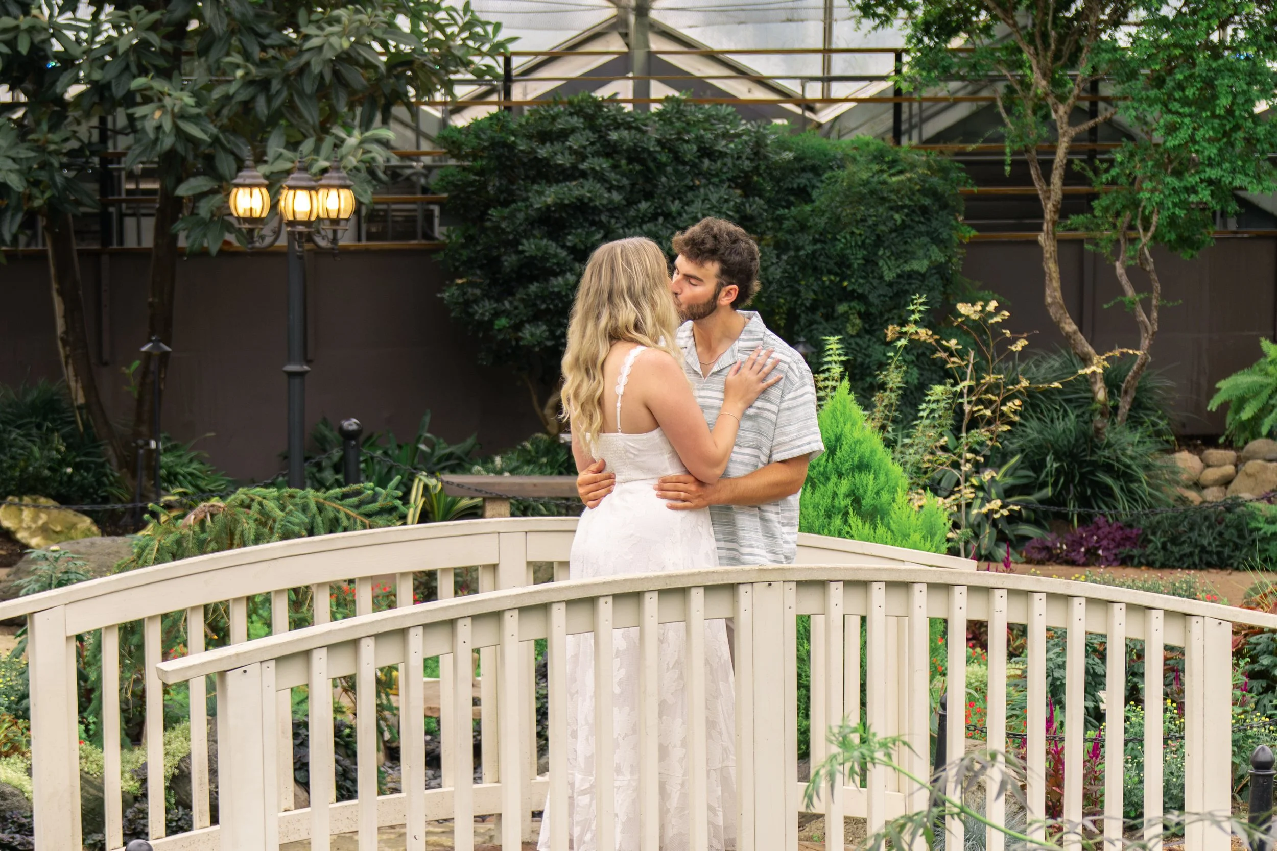 mitchell-park-domes-milwaukee-wisconsin-wedding-engagement-photographer-fine-art-photo-session-bridal-portraits-best-wedding-engaged-photography-081.jpg