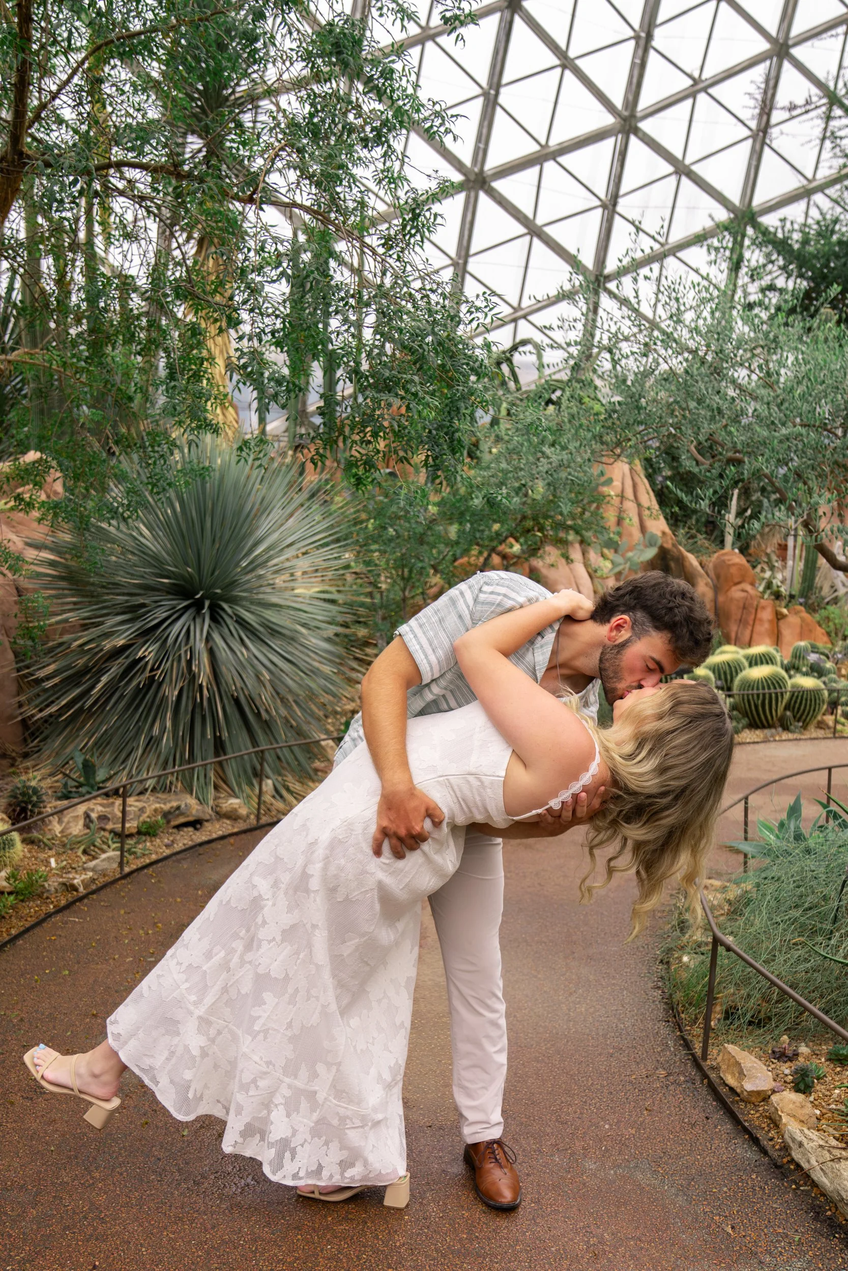 mitchell-park-domes-milwaukee-wisconsin-wedding-engagement-photographer-fine-art-photo-session-bridal-portraits-best-wedding-engaged-photography-047.jpg
