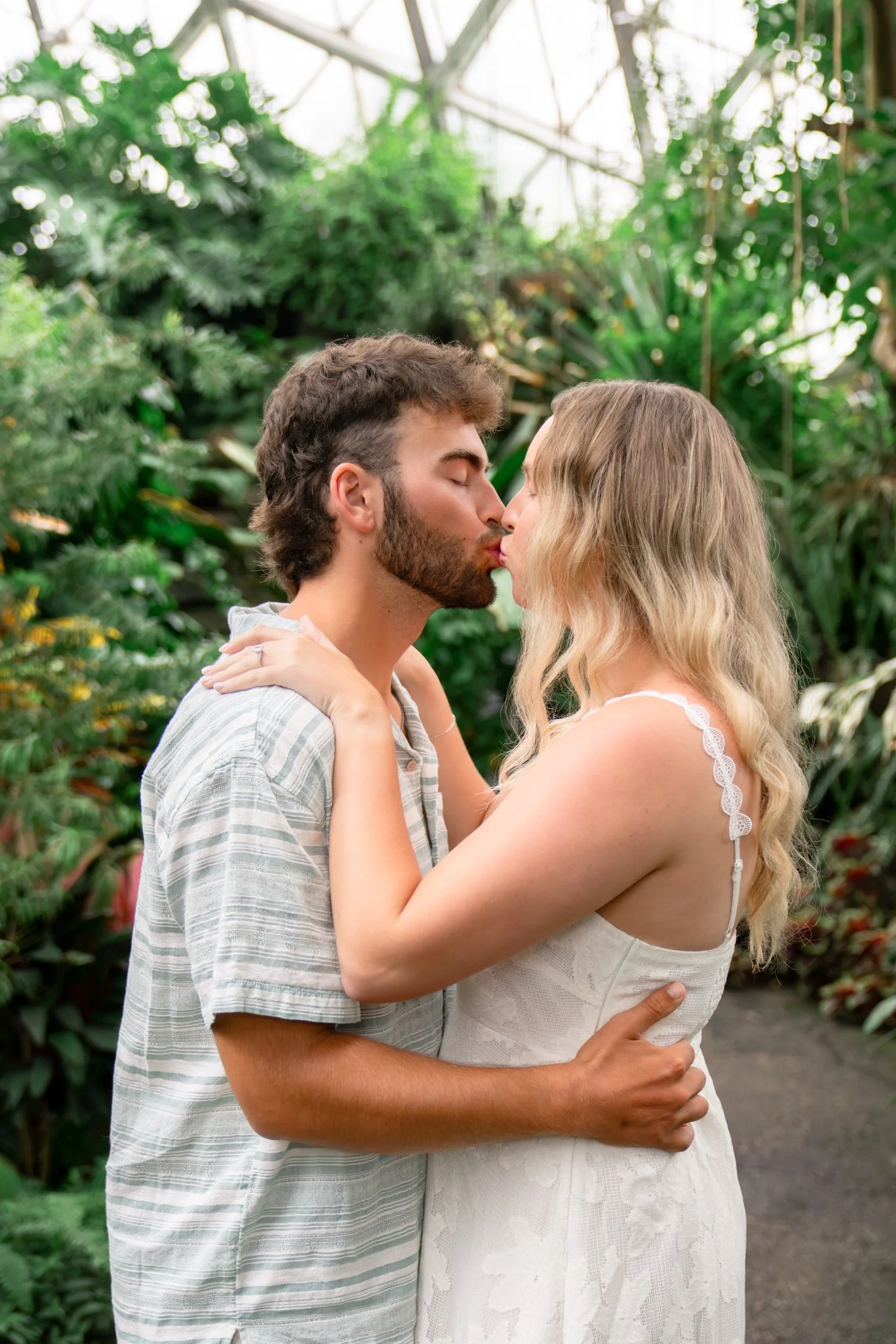 mitchell-park-domes-milwaukee-wisconsin-wedding-engagement-photographer-fine-art-photo-session-bridal-portraits-best-wedding-engaged-photography-011.jpg