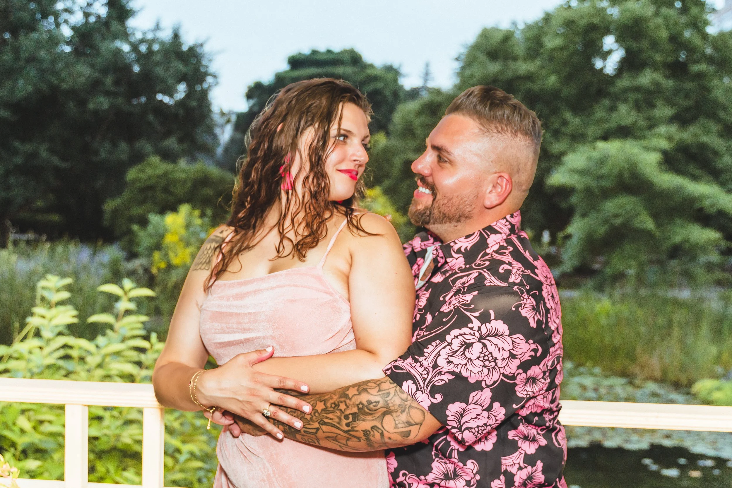 milwaukee_madison_wisconsin_engagement_photographer_allencintennialgardens_engaged_photos_flash_embrace.jpg
