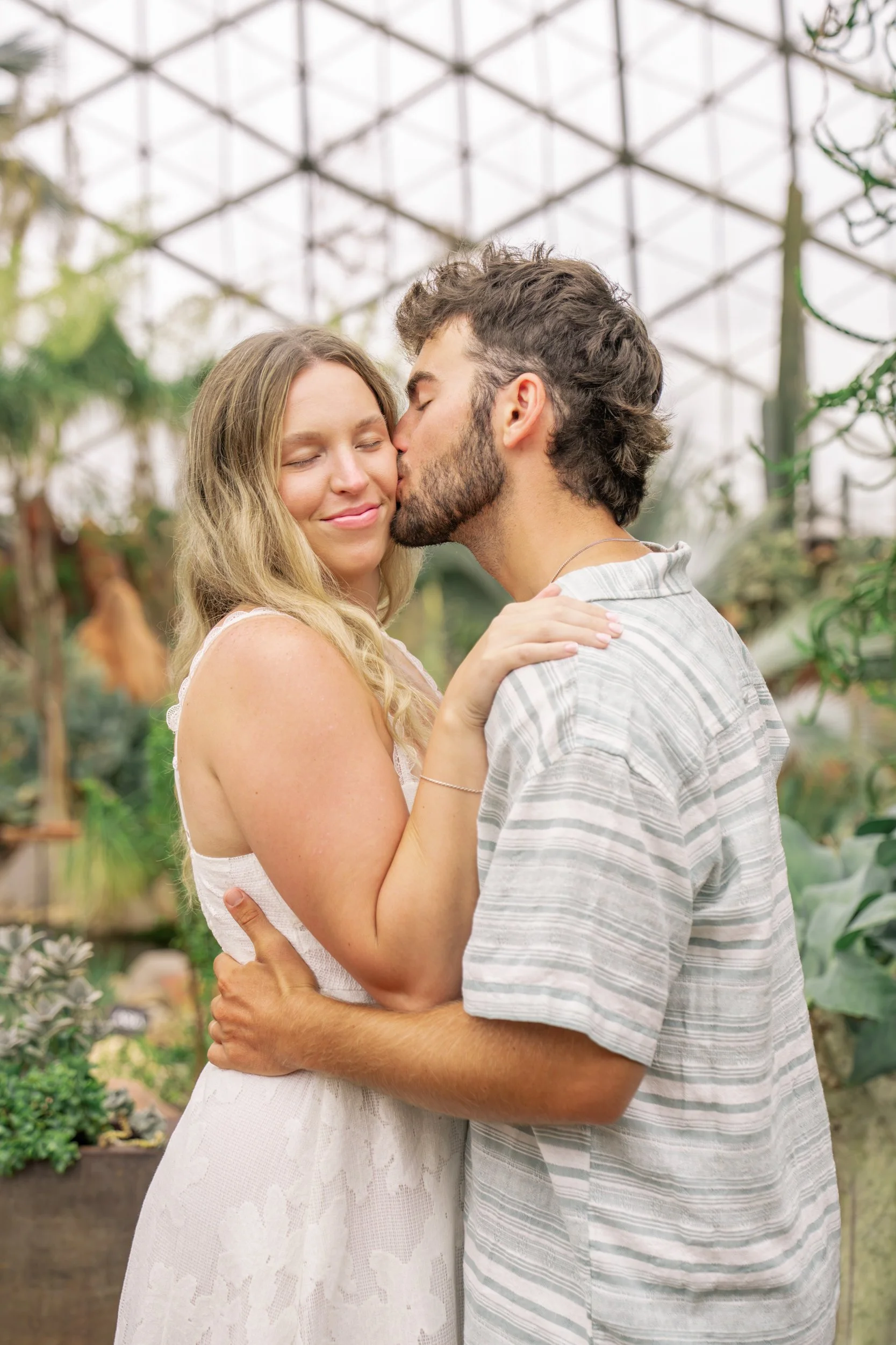 mitchell-park-domes-milwaukee-wisconsin-wedding-engagement-photographer-fine-art-photo-session-bridal-portraits-best-wedding-engaged-photography-057.jpg