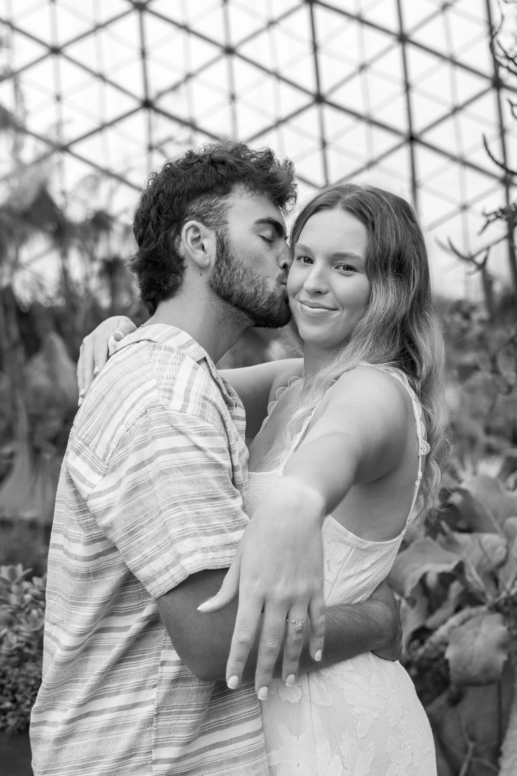 mitchell-park-domes-milwaukee-wisconsin-wedding-engagement-photographer-fine-art-photo-session-bridal-portraits-best-wedding-engaged-photography-063.jpg