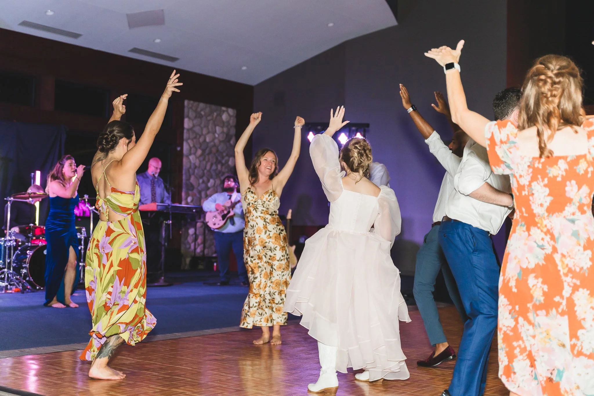 milwaukee_madison_wisconsin_wedding_photographer_osrui_wedding_reception_bride_dance_with_guests.jpg