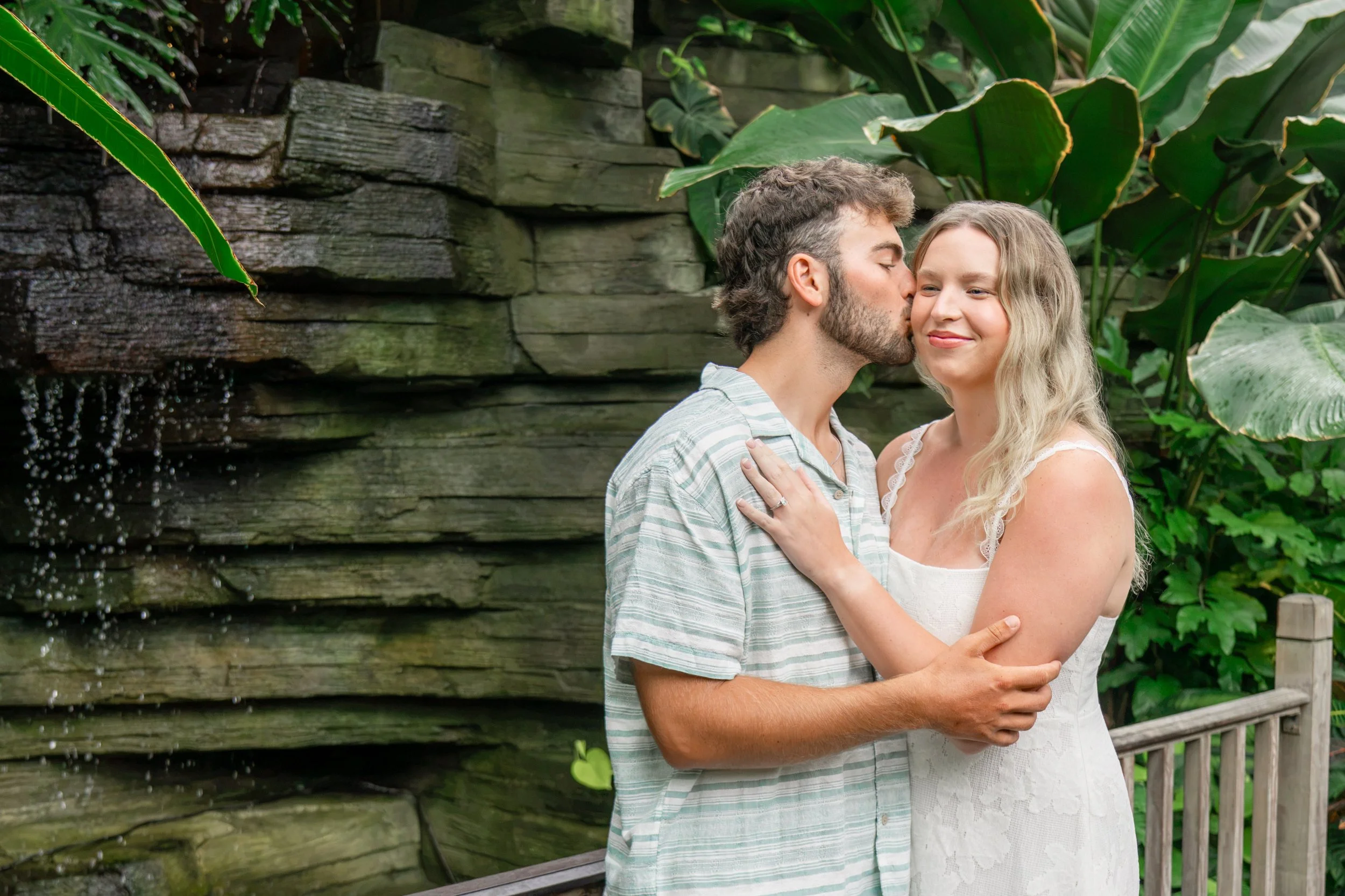 mitchell-park-domes-milwaukee-wisconsin-wedding-engagement-photographer-fine-art-photo-session-bridal-portraits-best-wedding-engaged-photography-014.jpg