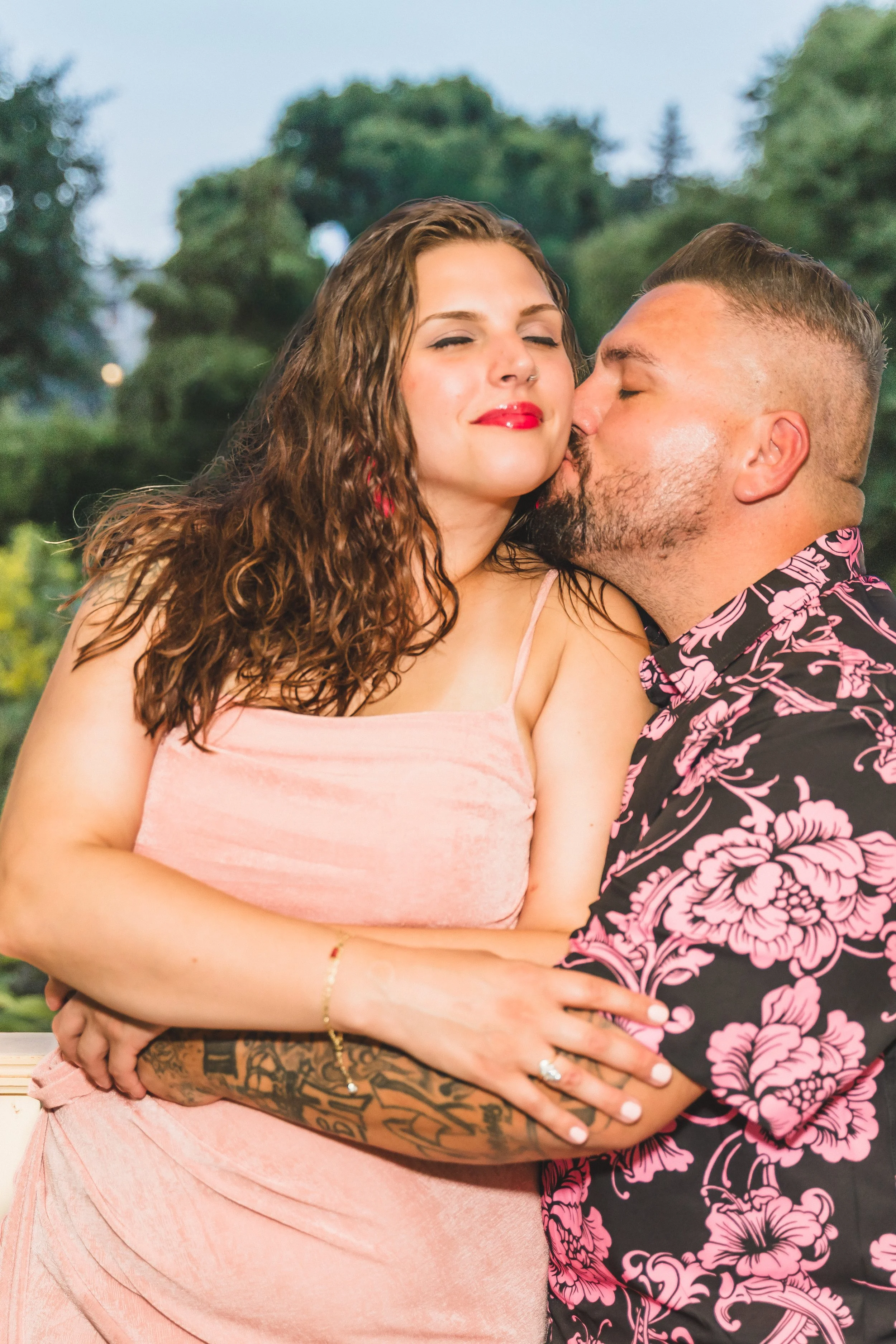 milwaukee_madison_wisconsin_engagement_photographer_allencintennialgardens_engaged_photos_flash_kiss.jpg